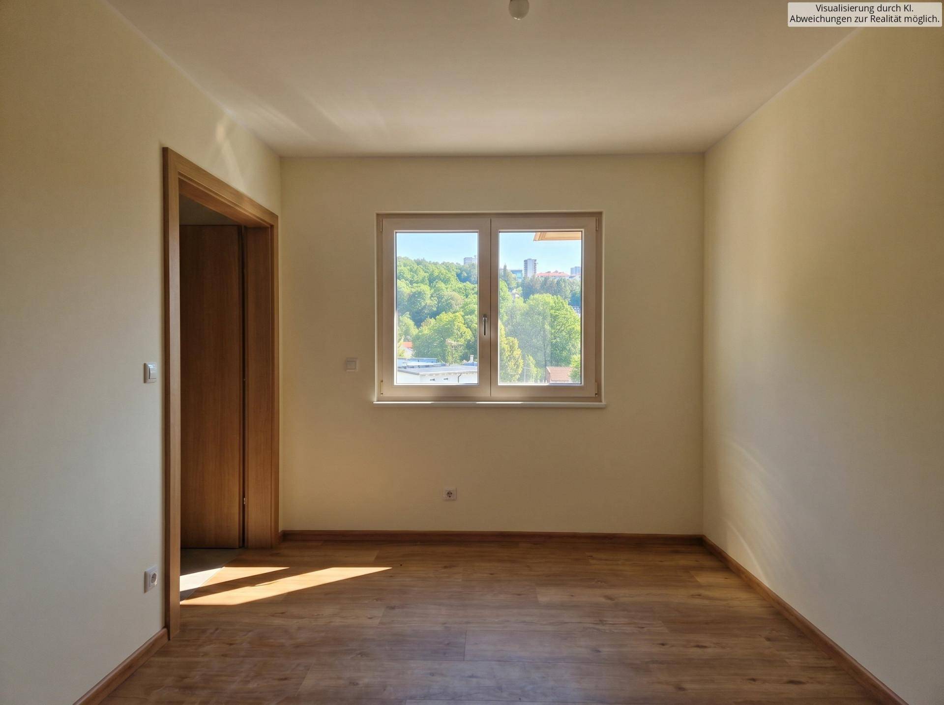 Helles Zimmer mit Laminatboden und Fenster, das einen schönen Blick ins Grüne bietet.