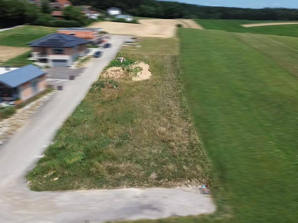 Luftaufnahme eines Grundstücks neben einer Straße mit angrenzenden Feldern.