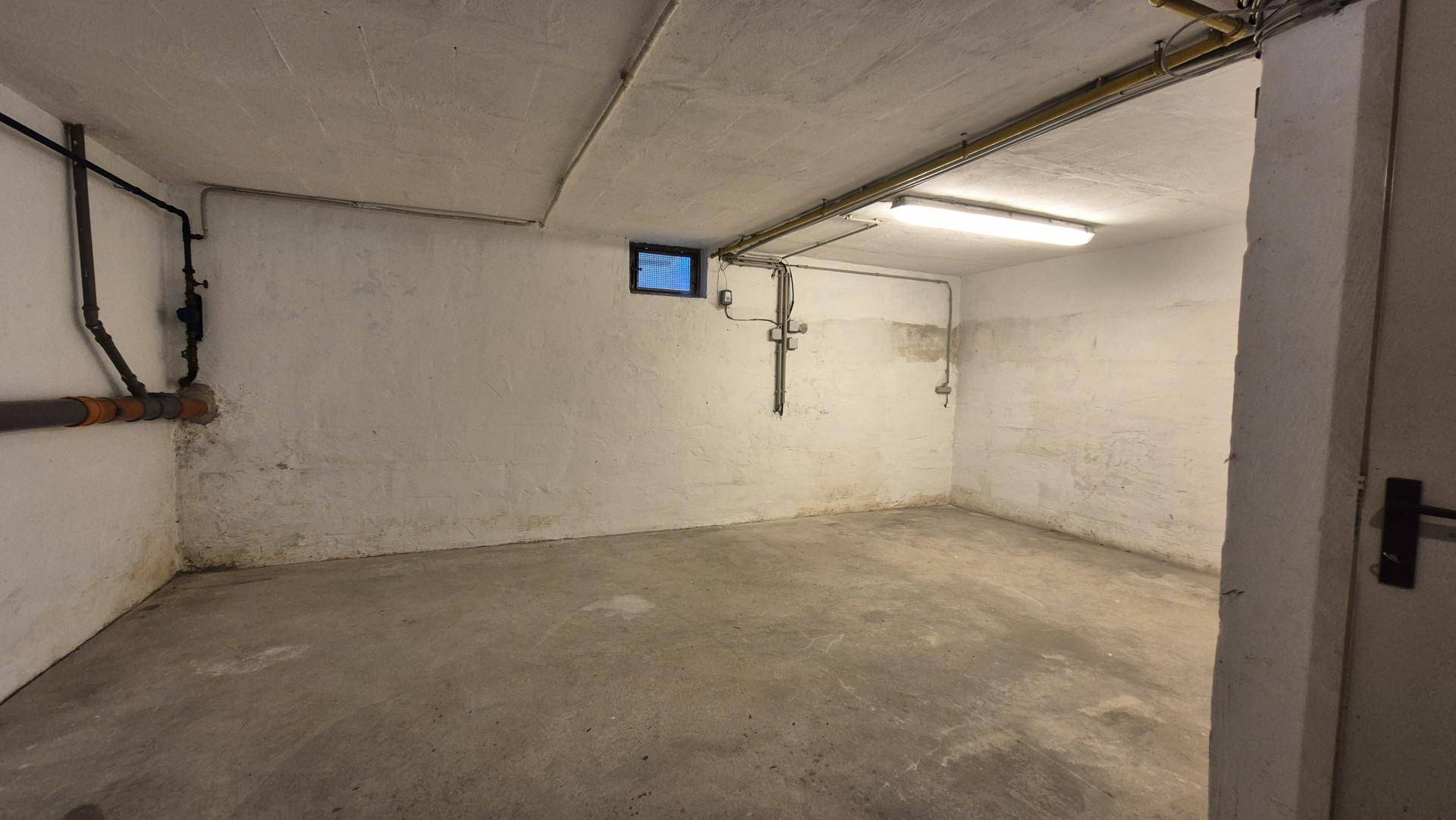 Leerer Kellerraum mit Betonboden und sichtbaren Leitungen, ideal als zusätzlicher Stauraum.