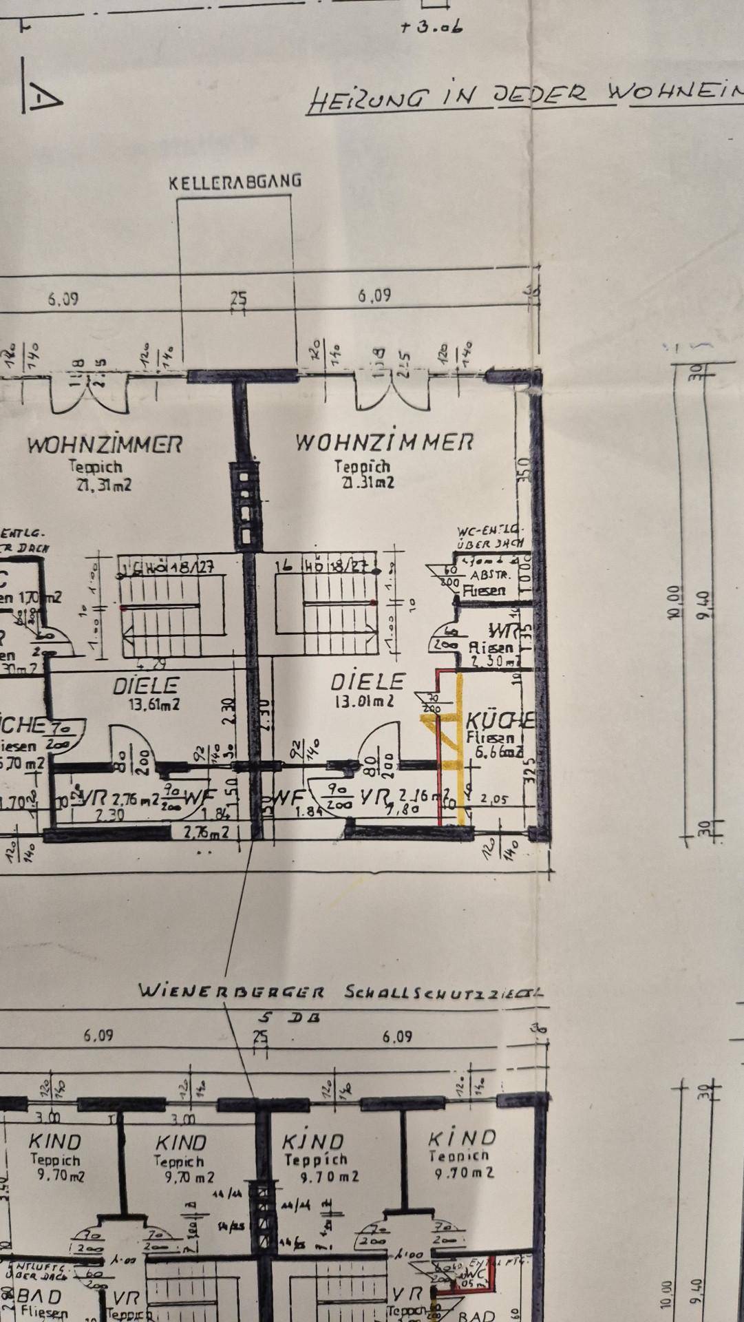 Grundriss des Erdgeschosses mit Wohnzimmer, Diele und Küche, inklusive Flächenangaben.