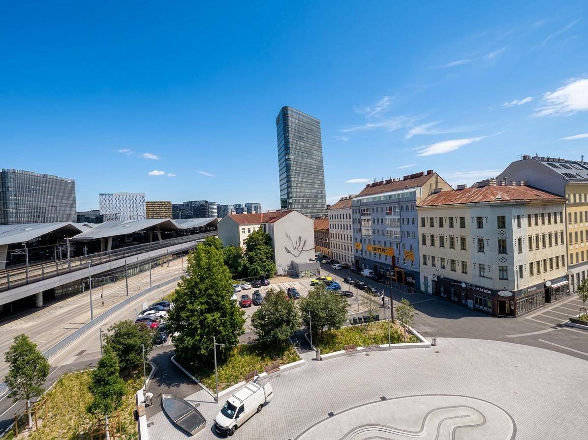 Weitläufiger Blick auf die Stadt mit modernen Gebäuden und Grünflächen.