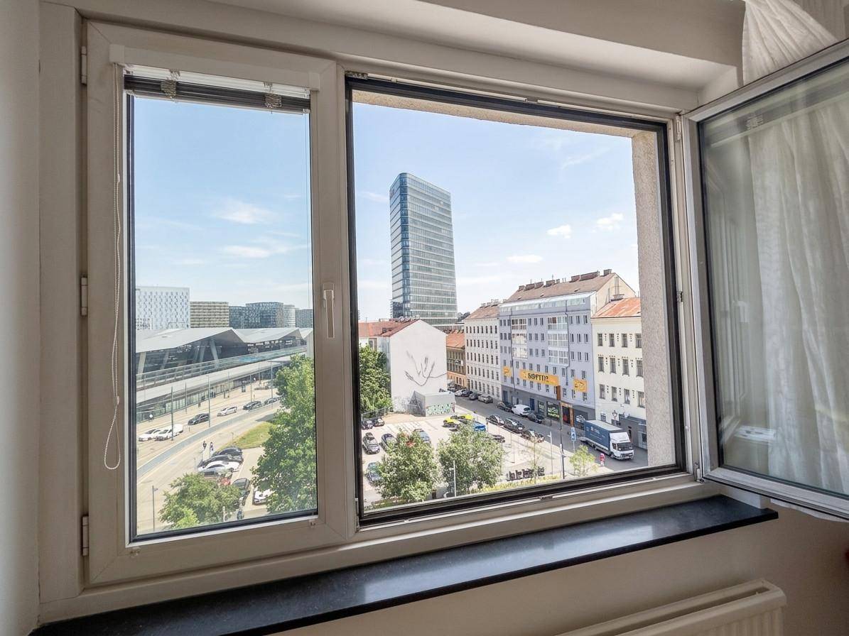 Fenster mit weitem Blick auf die Stadt und die umliegende Bebauung.