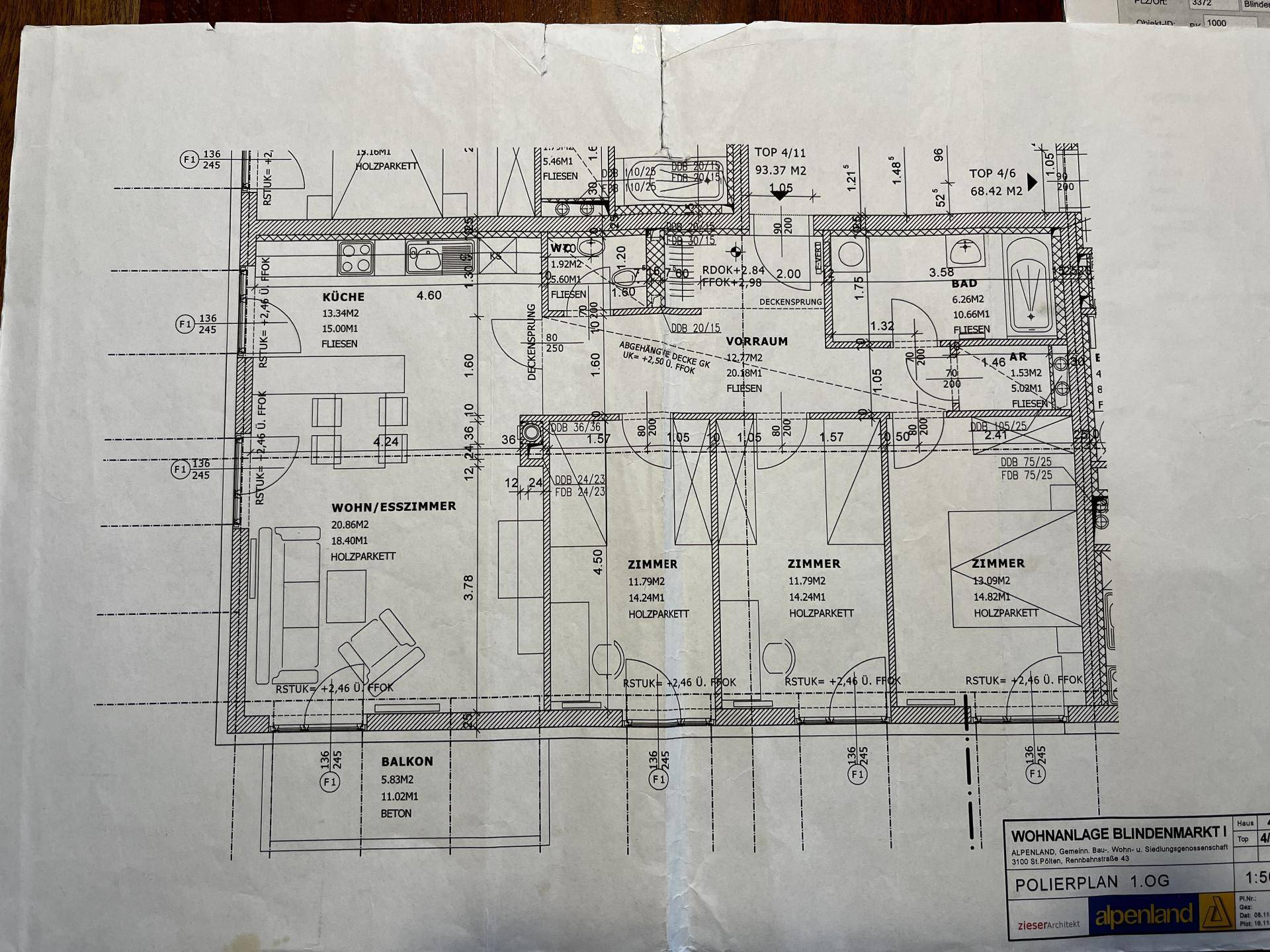 Detaillierter Grundriss der Wohnung mit Wohn-Esszimmer, Küche und Balkon.