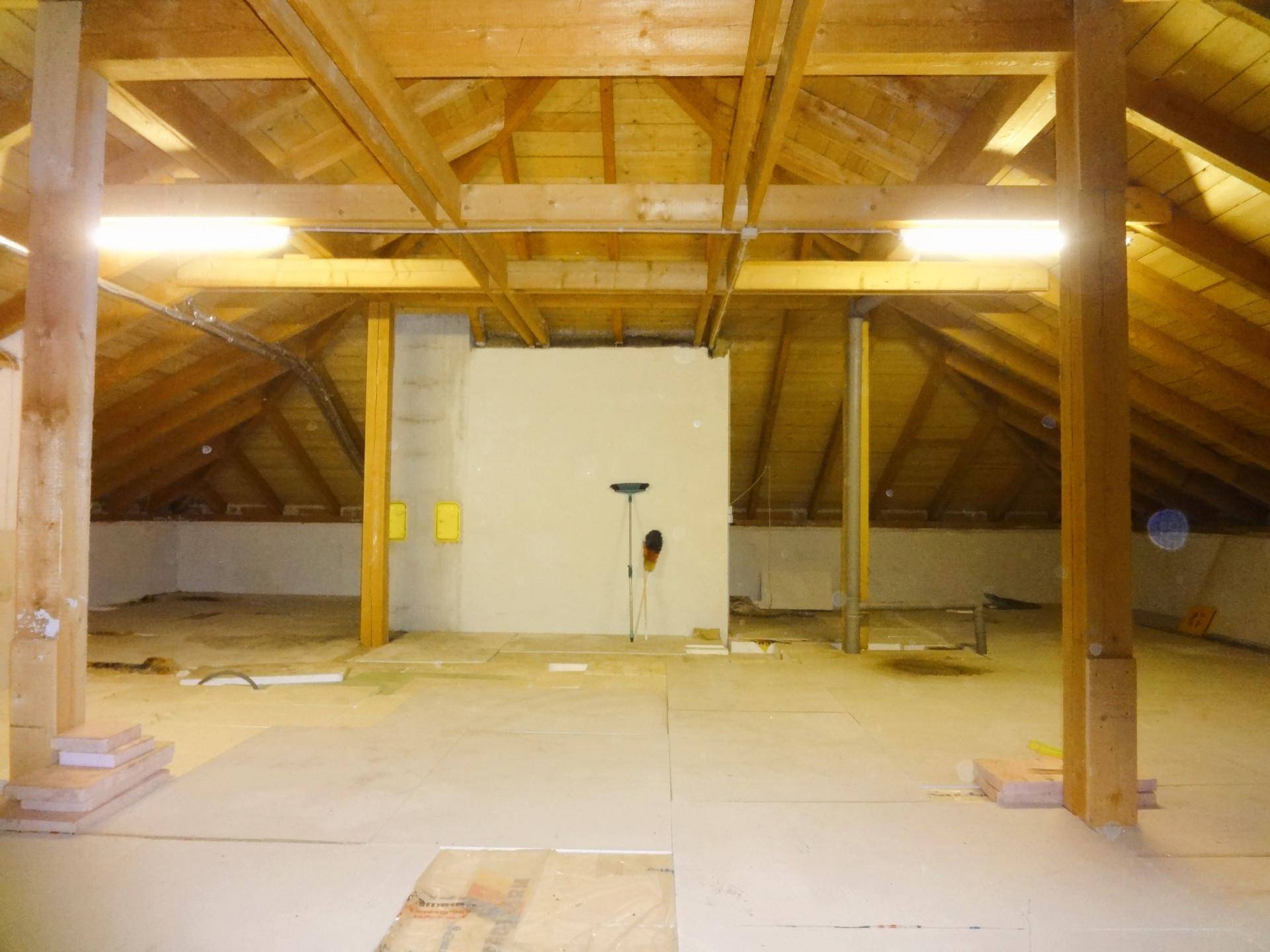 Geräumiger Dachboden mit sichtbaren Holzbalken und viel Stauraum.