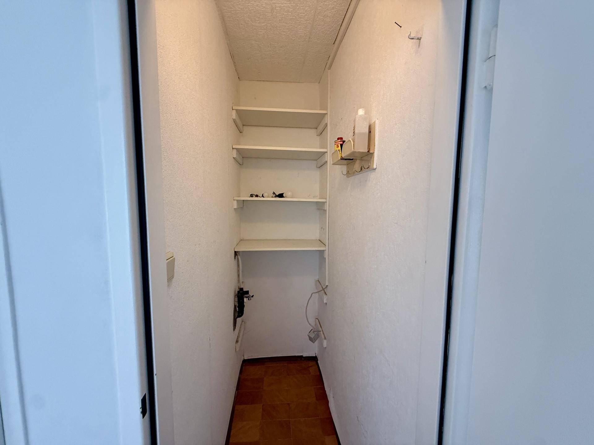 Praktischer Abstellraum mit Regalen für zusätzlichen Stauraum im Haushalt.