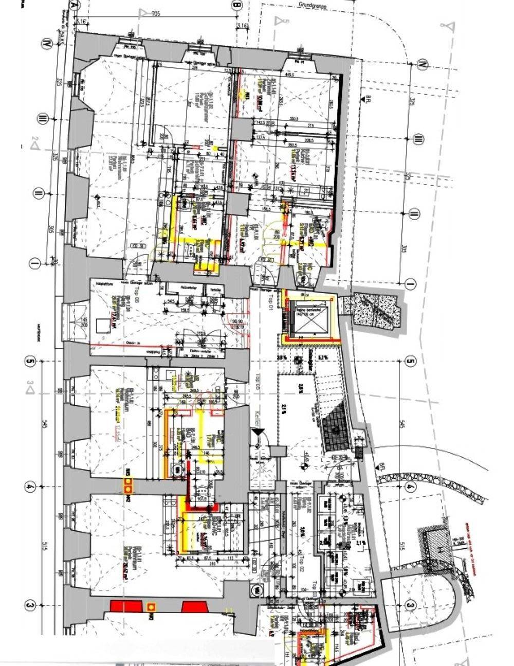 Übersichtlicher Grundrissplan mit verschiedenen Wohneinheiten und Außenbereichen.
