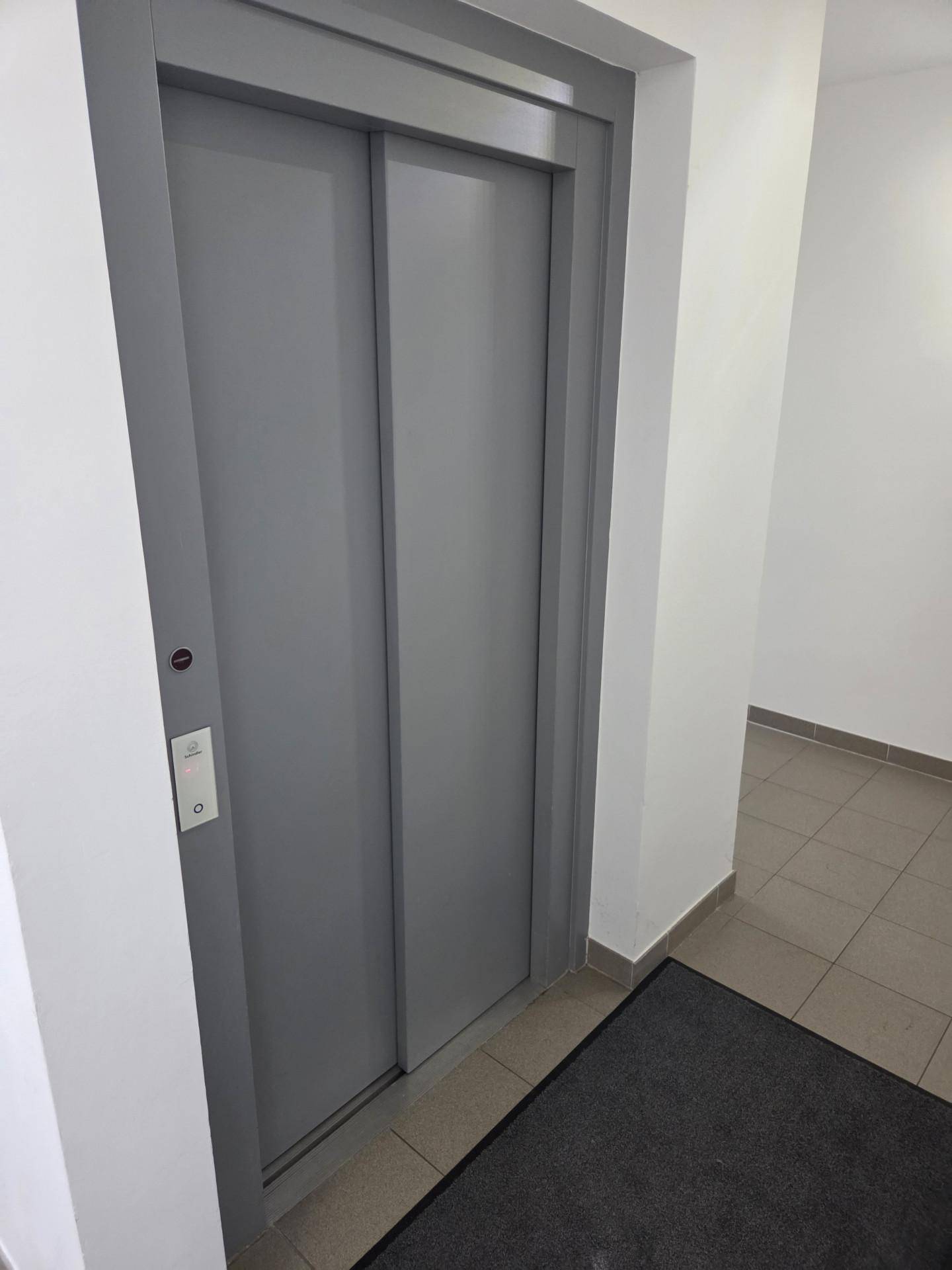 Moderner Aufzug im Eingangsbereich des Gebäudes, bietet bequemen Zugang zu allen Etagen.