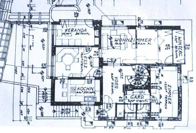 Grundriss des Erdgeschosses zeigt Wohnzimmer, Küche, Essbereich, Veranda und Wintergarten mit Kamin.