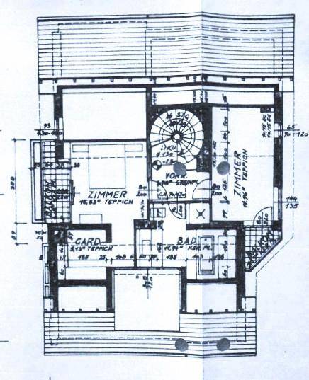 Grundriss des Obergeschosses mit Schlafzimmern, zwei Bädern, Balkon und begehbarem Kleiderschrank.