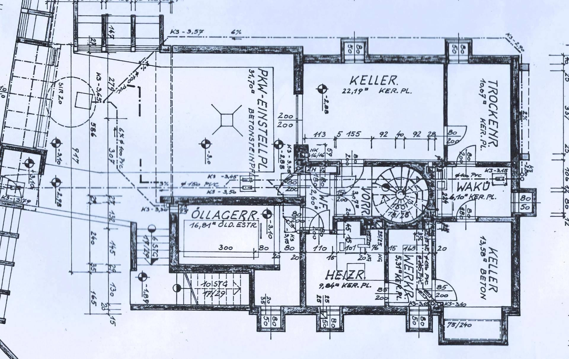 Grundriss des Kellergeschosses mit Tiefgarage, Heizraum, Öllager und weiteren Lagerräumen.