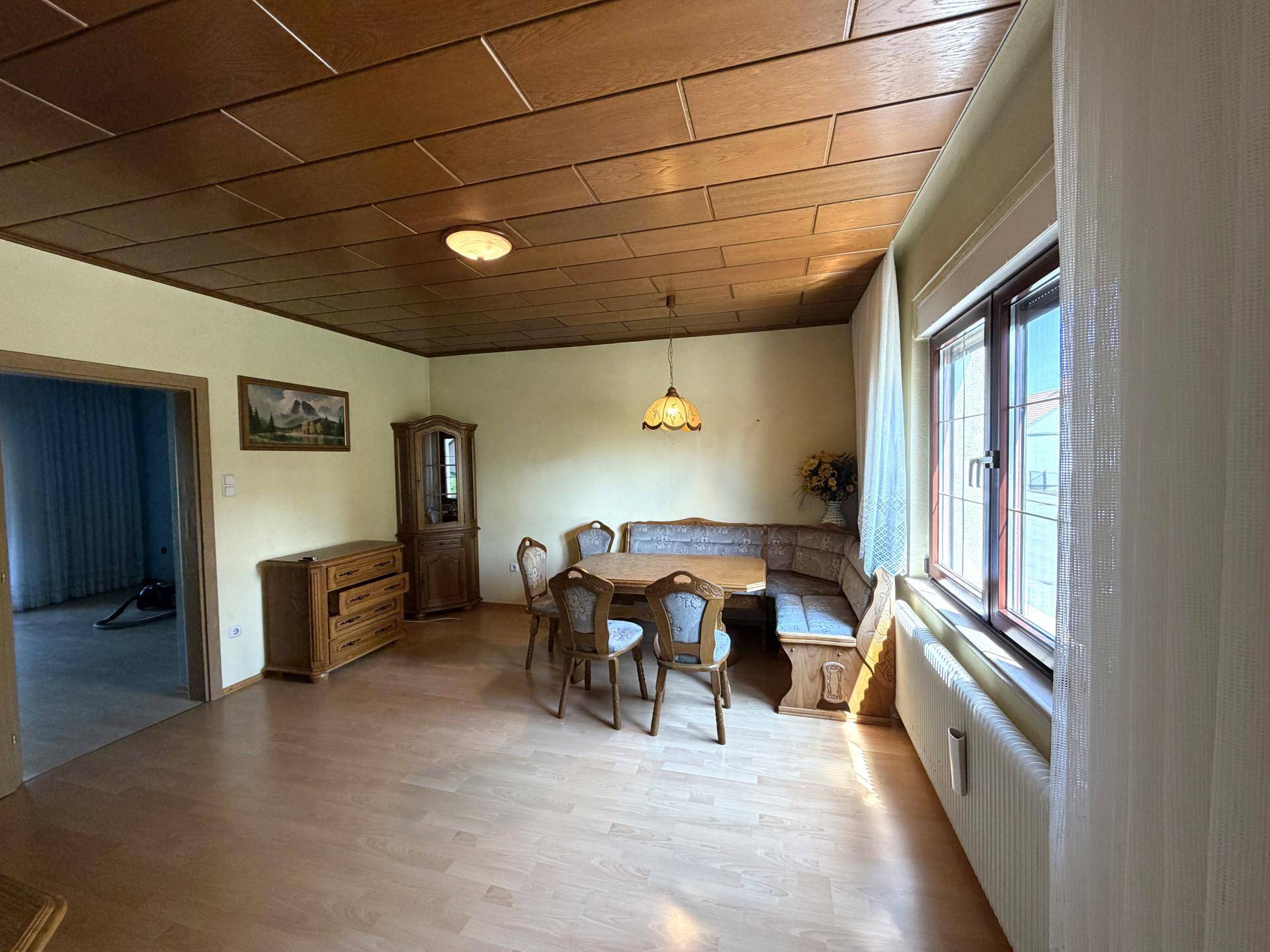 Gemütlicher Essbereich mit Holzdecke, Holzboden und traditionellen Holzmöbeln.