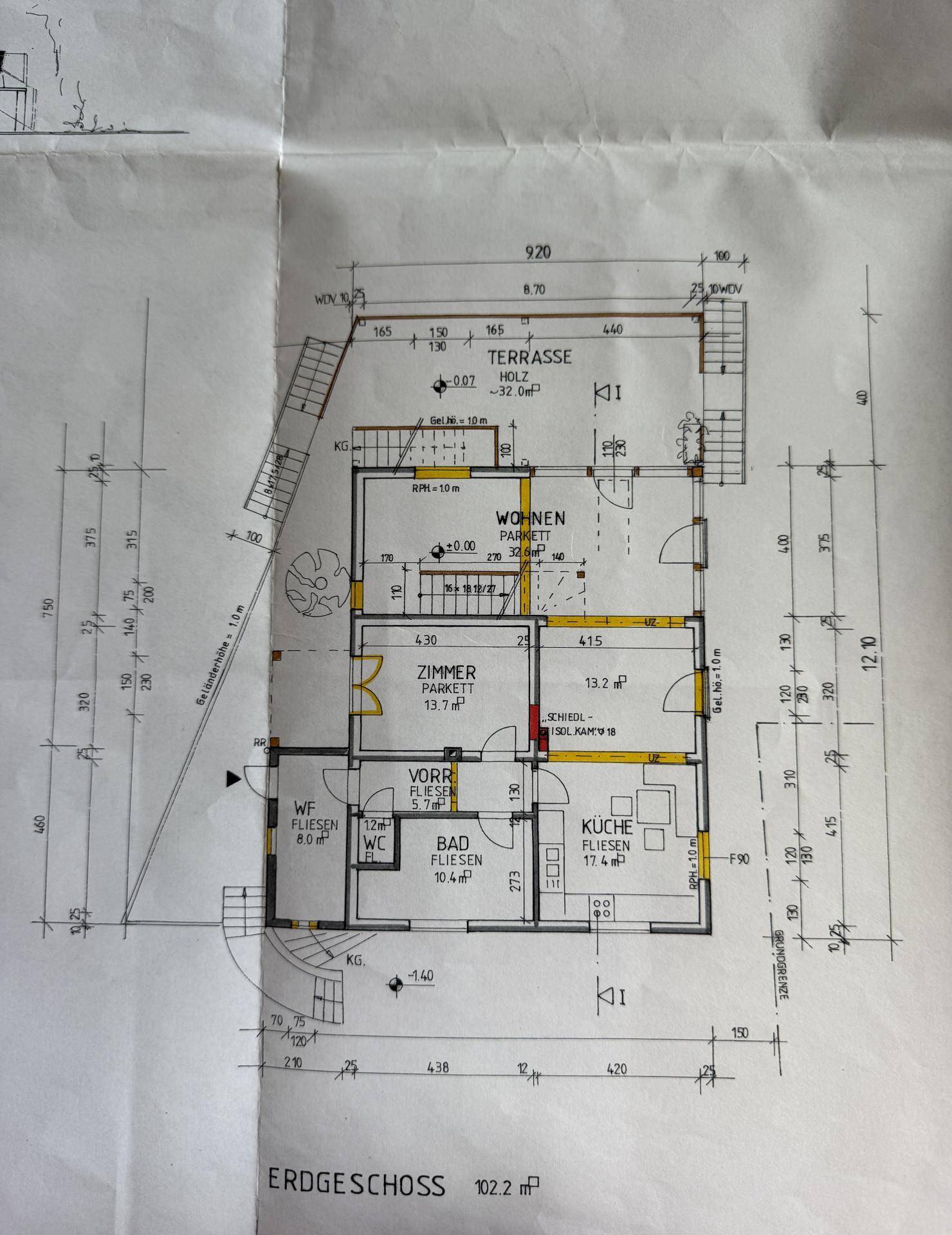 Grundriss des Erdgeschosses mit Wohnbereich, Küche, Bad und Terrasse.