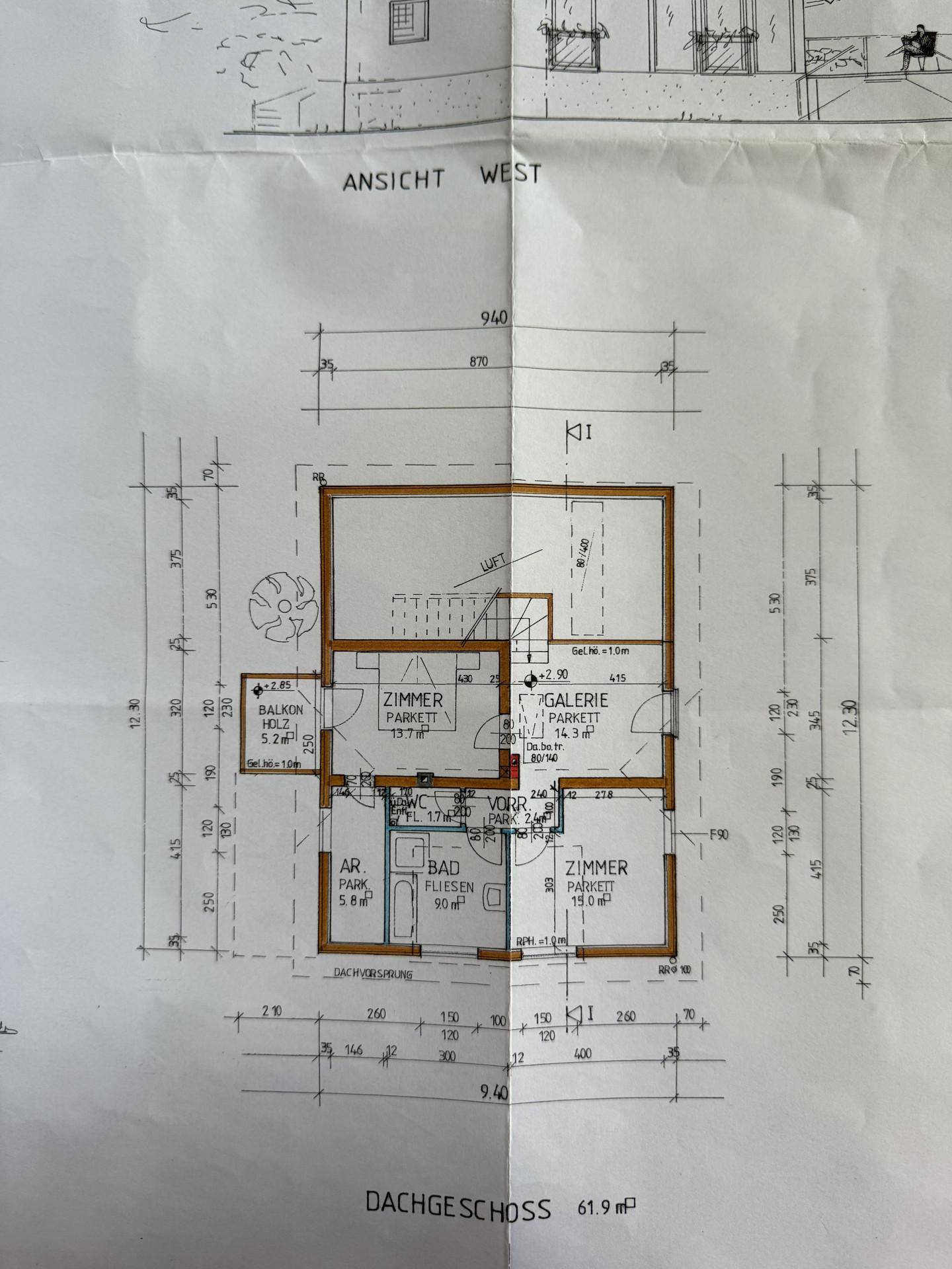 Grundriss des Dachgeschosses mit Schlafzimmern, Bad und Balkon.