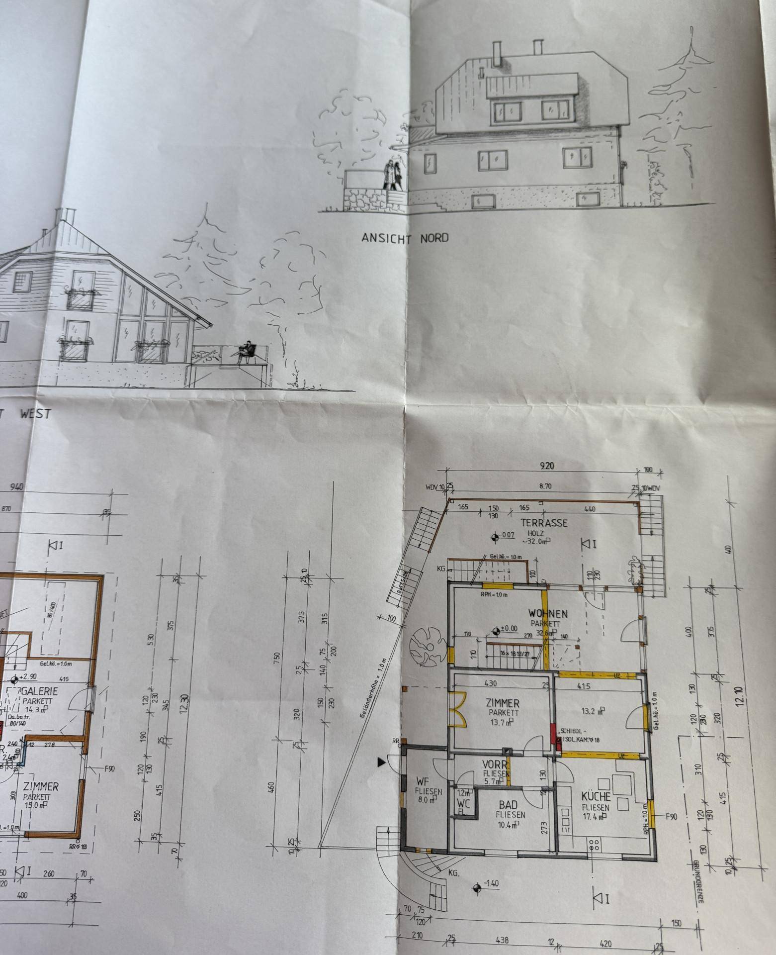 Ansichten des Hauses von verschiedenen Seiten und Grundriss des Erdgeschosses.
