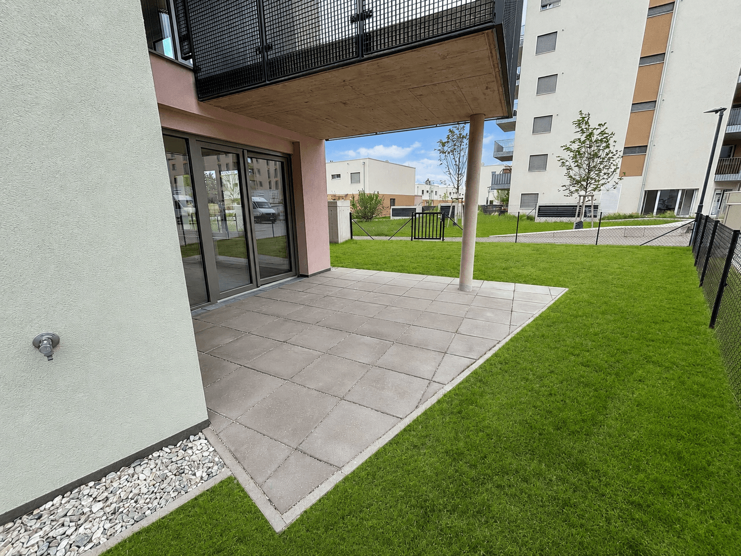 Geräumige Terrasse mit Steinplatten und direktem Zugang zum Gartenbereich.