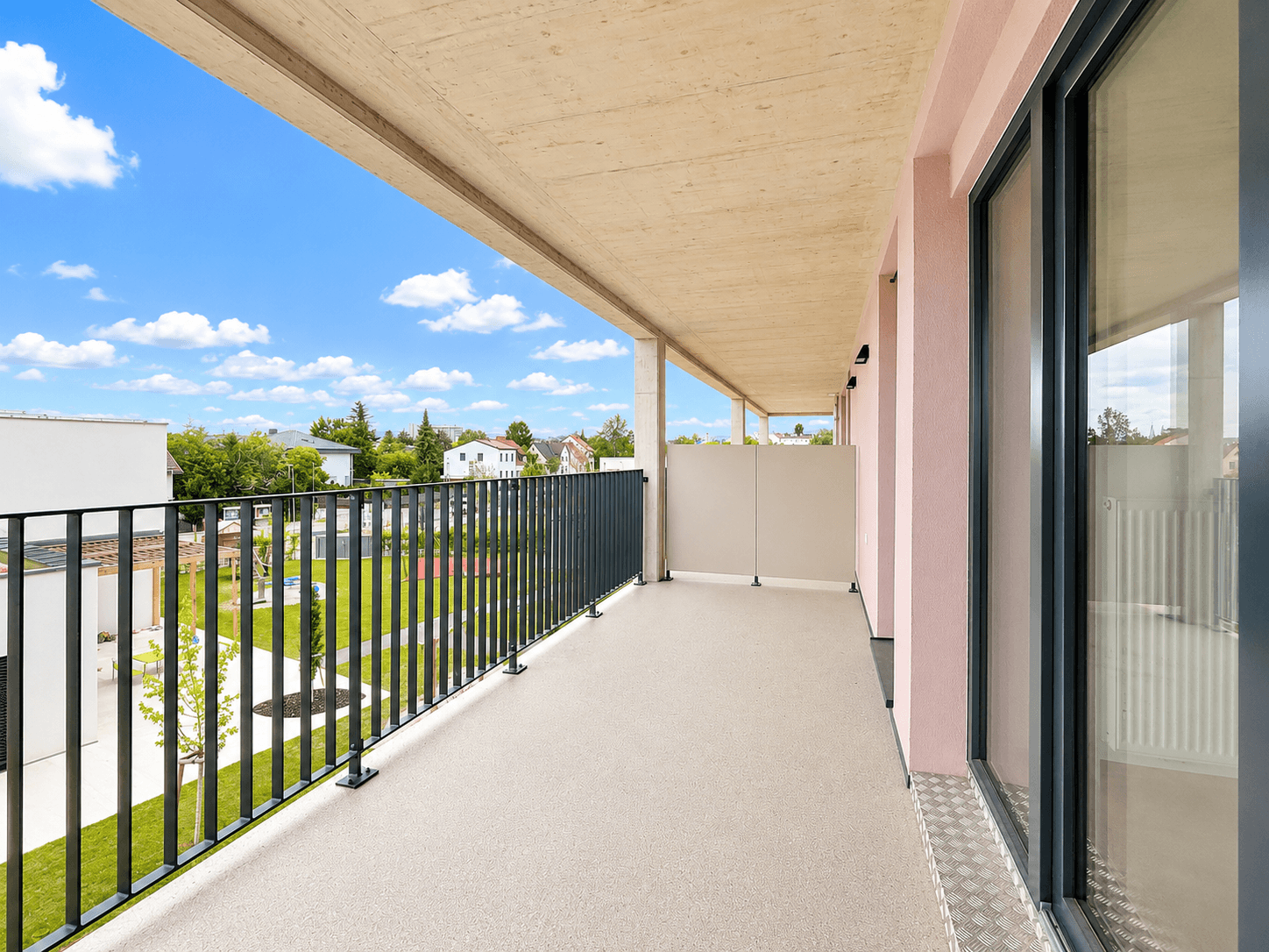 Geräumiger Balkon mit moderner Brüstung und Blick auf die Umgebung.