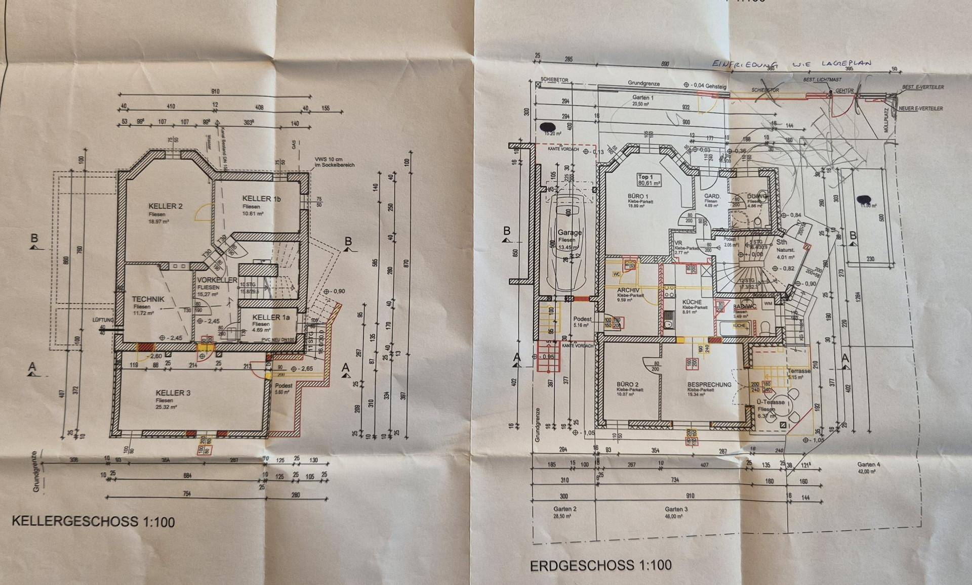Grundrisspläne für Kellergeschoss und Erdgeschoss mit Raumaufteilung und Maßen.