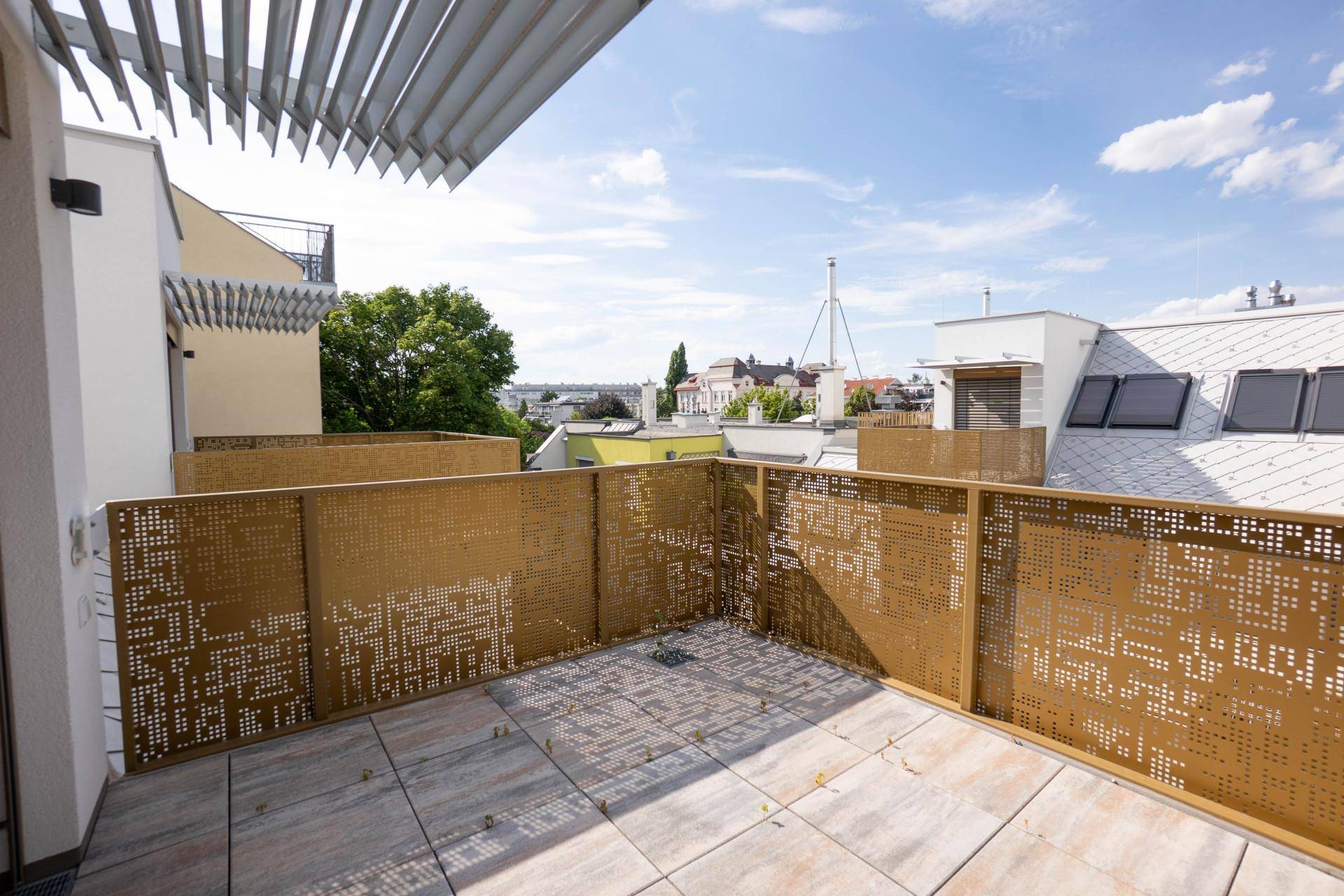 Geräumige Dachterrasse mit modernen Metallgeländern, Fliesenboden und weitem Blick über die Stadt.