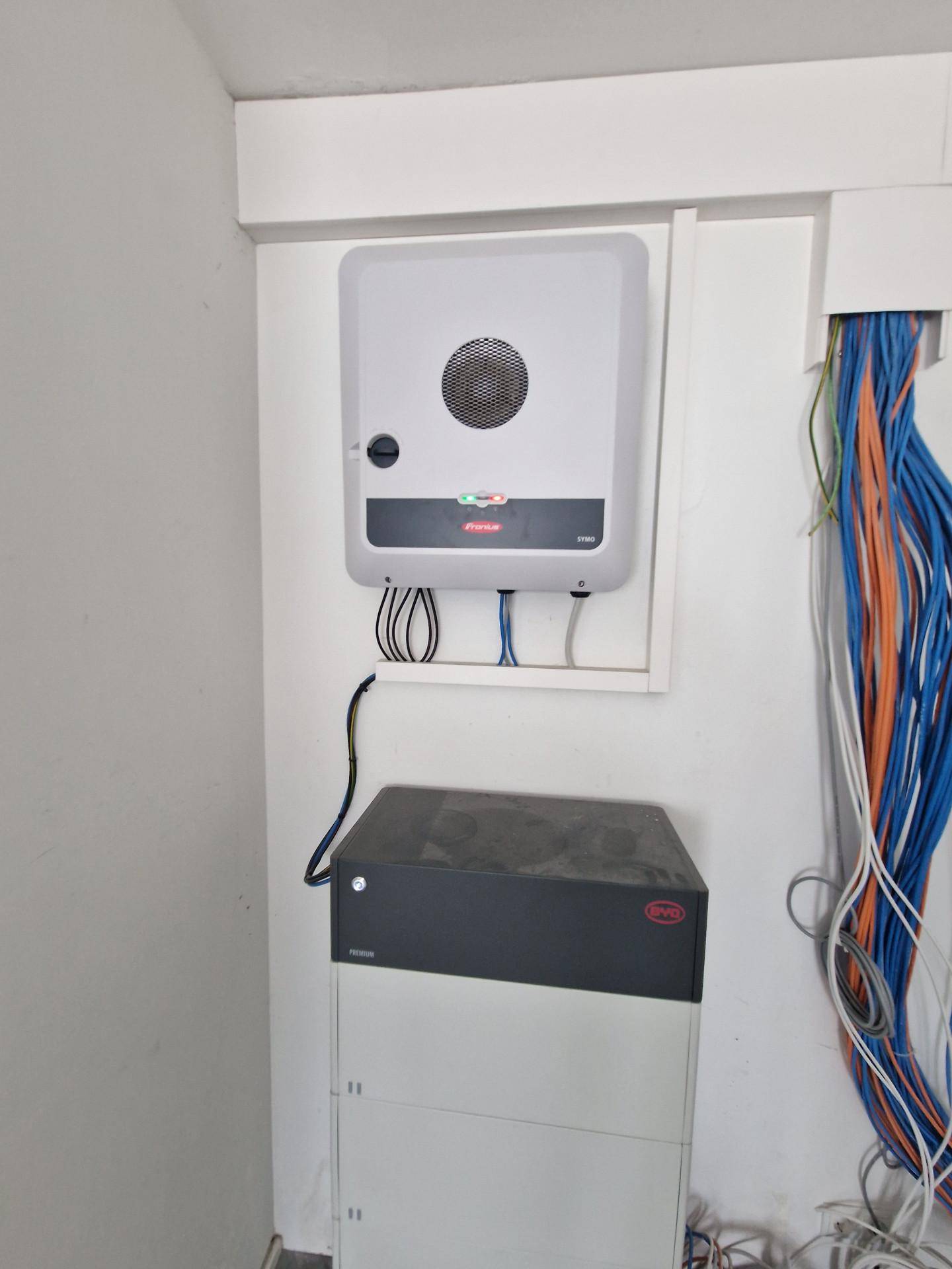 Technikraum mit Wechselrichter und Batteriespeicher für die Photovoltaikanlage des Gebäudes.