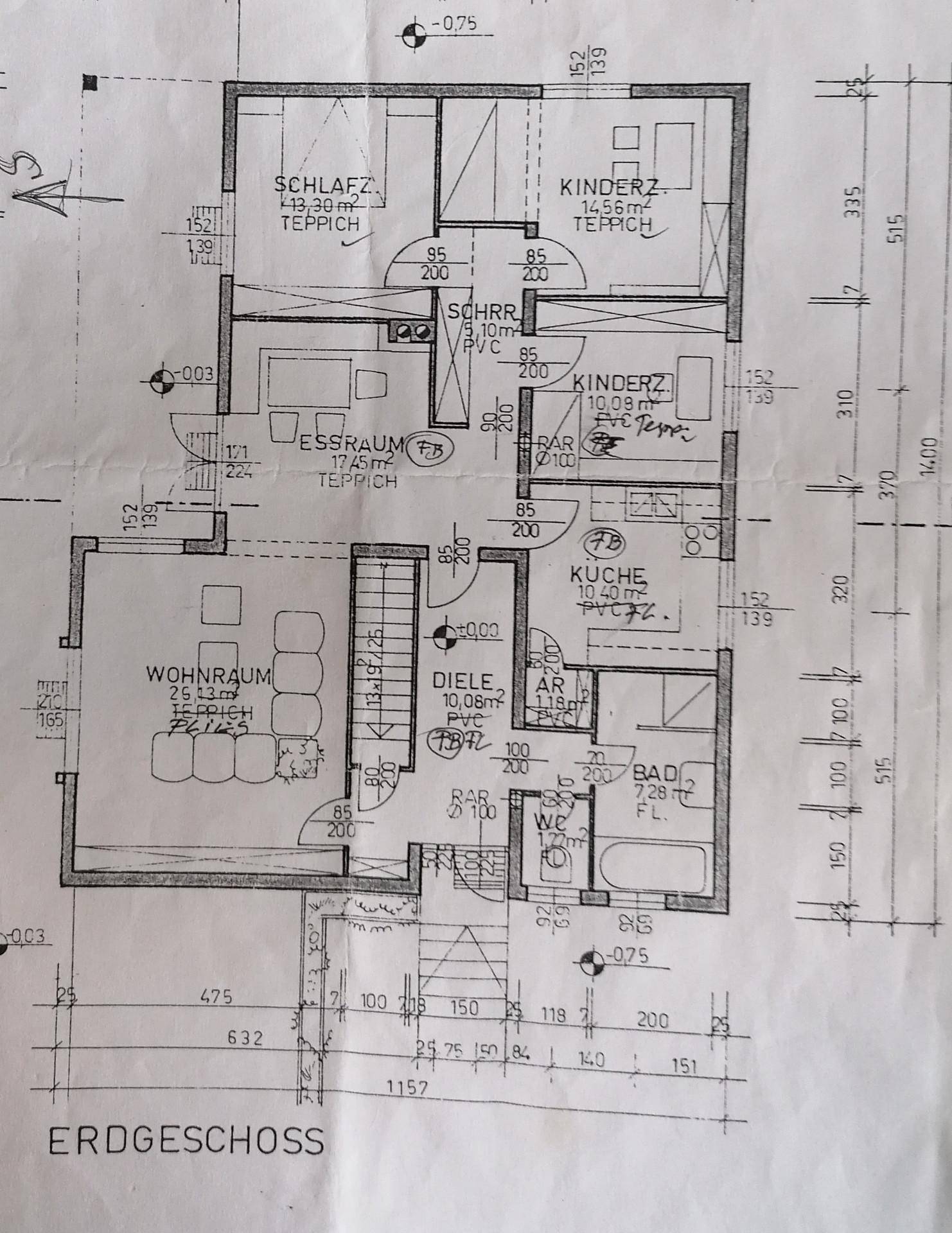 Grundriss des Erdgeschosses mit Wohnzimmer, Esszimmer, Küche, Schlafzimmern und Bädern.