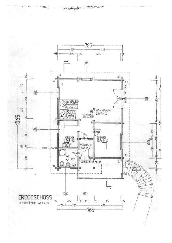 Grundriss des Erdgeschosses mit Wohnraum, Küche, Zimmer und WC.