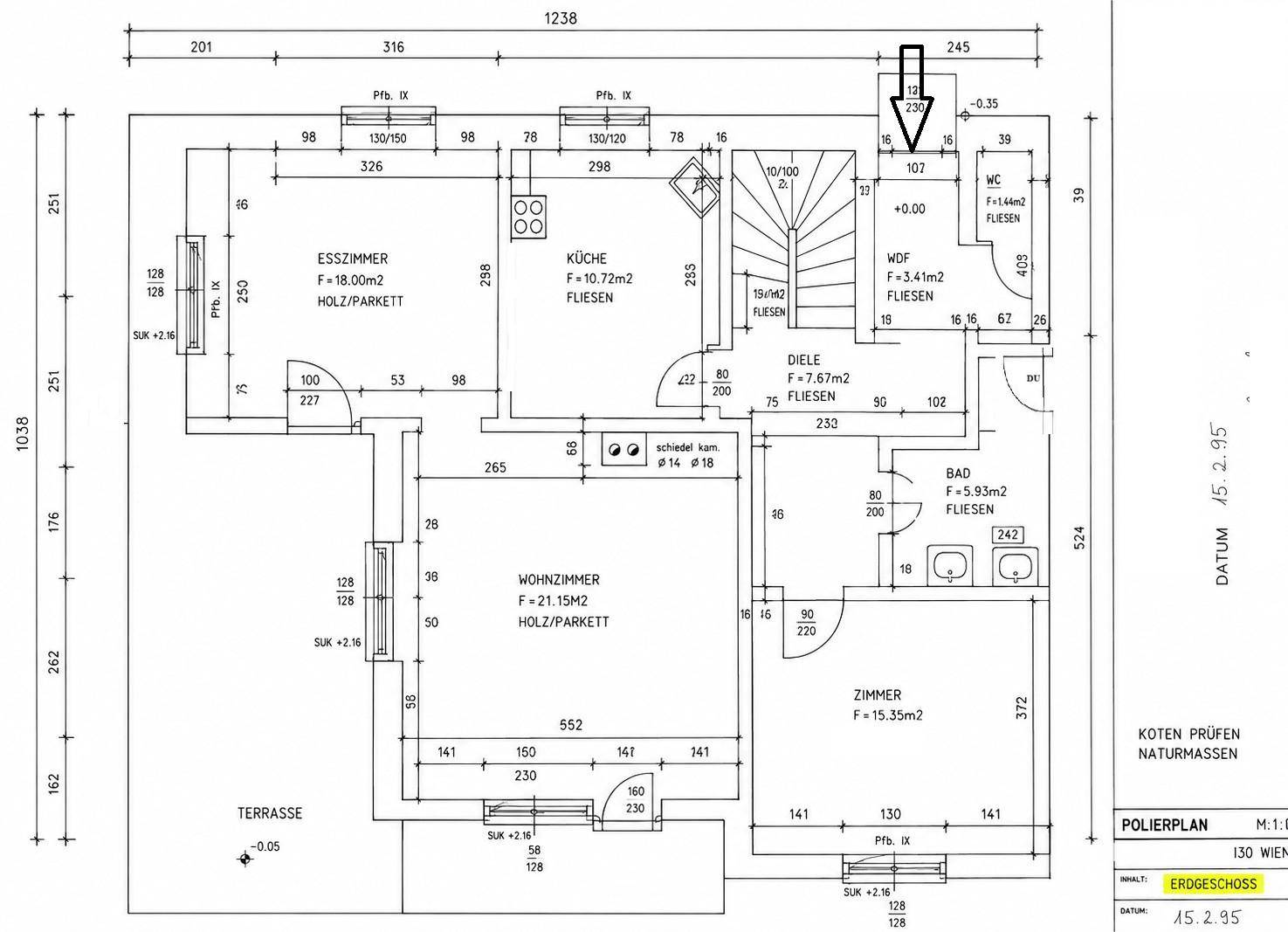 Grundriss des Erdgeschosses mit Esszimmer, Küche, Wohnzimmer und Terrasse.