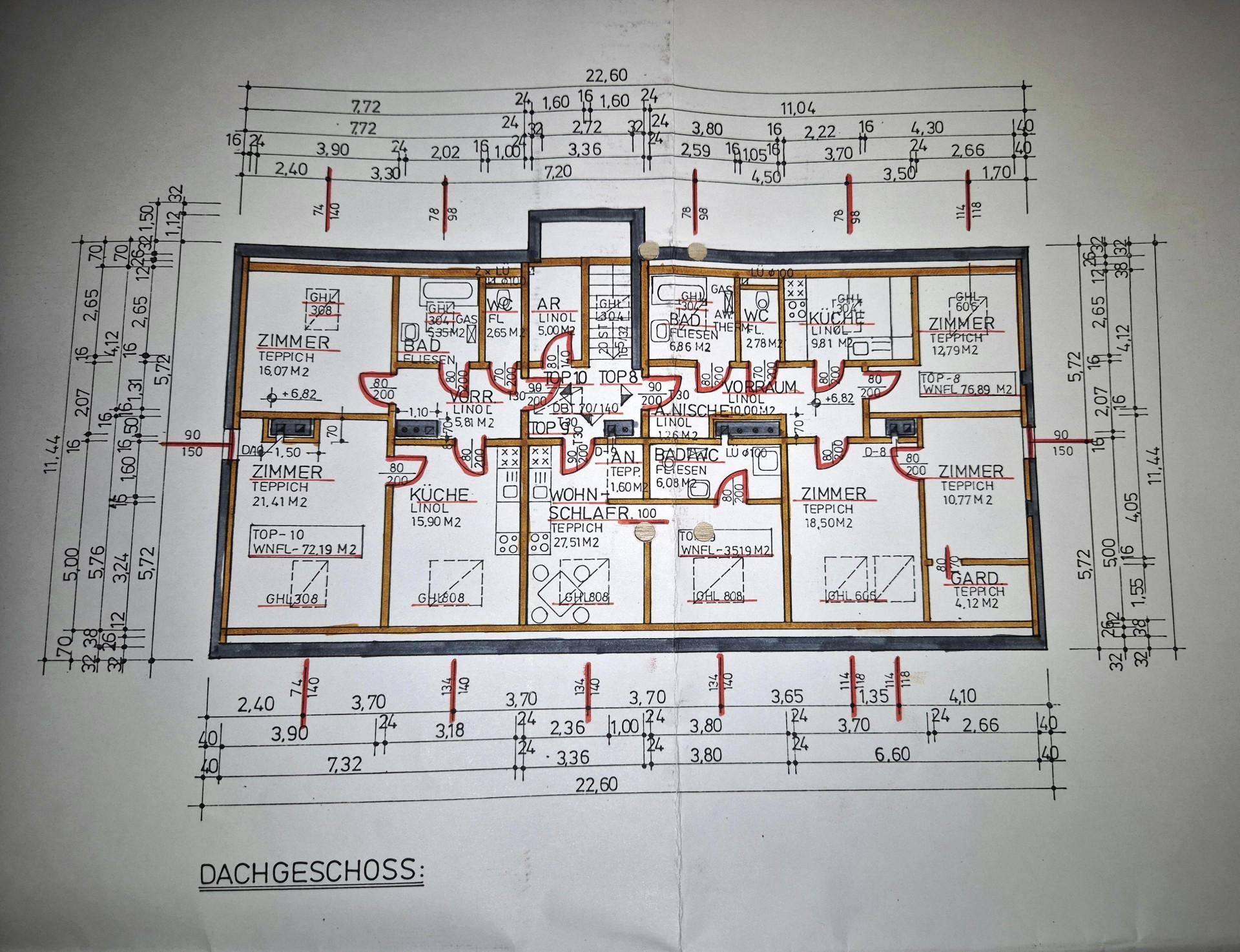 Grundriss des Dachgeschosses mit mehreren Zimmern, Bädern und Küchen.