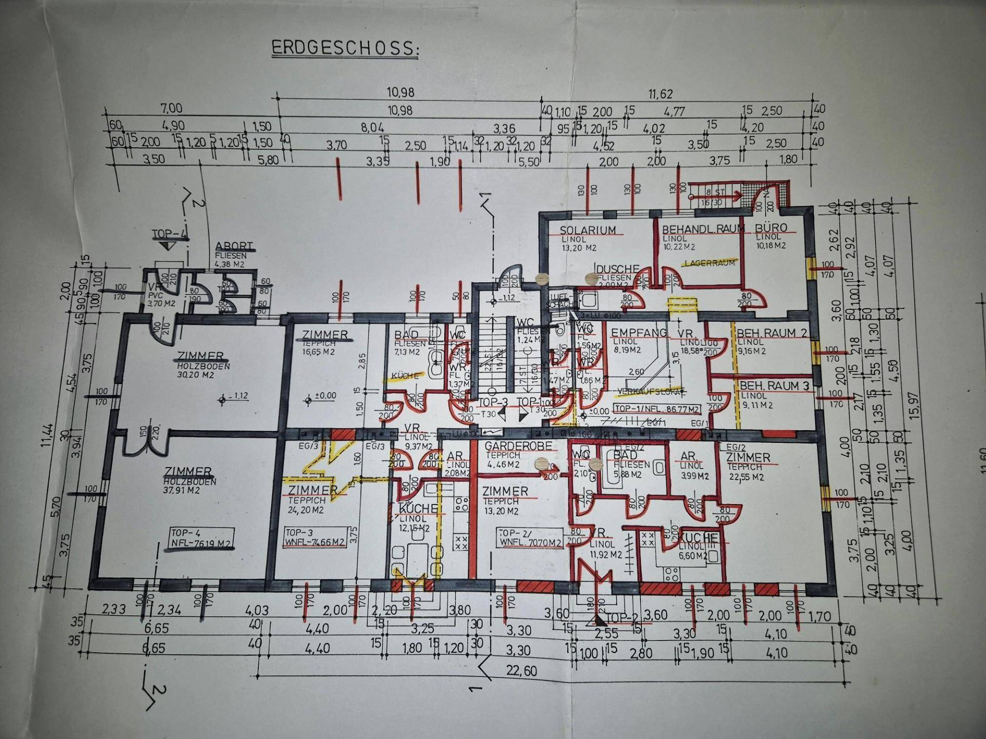 Grundriss des Erdgeschosses mit Empfangsbereich, Büros, Zimmern und Bädern.