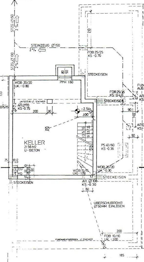 Grundriss des Kellergeschosses mit großem Kellerraum für zusätzlichen Stauraum.