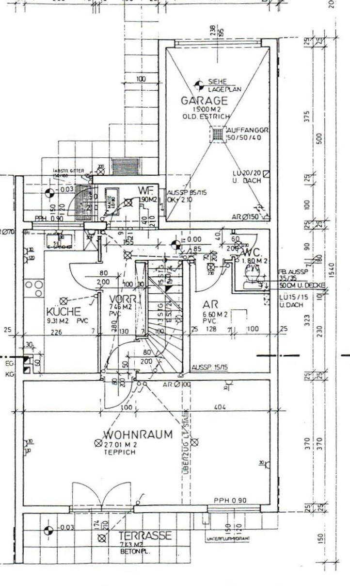Grundriss des Erdgeschosses mit Küche, Wohnraum, WC, Garage und Terrasse.
