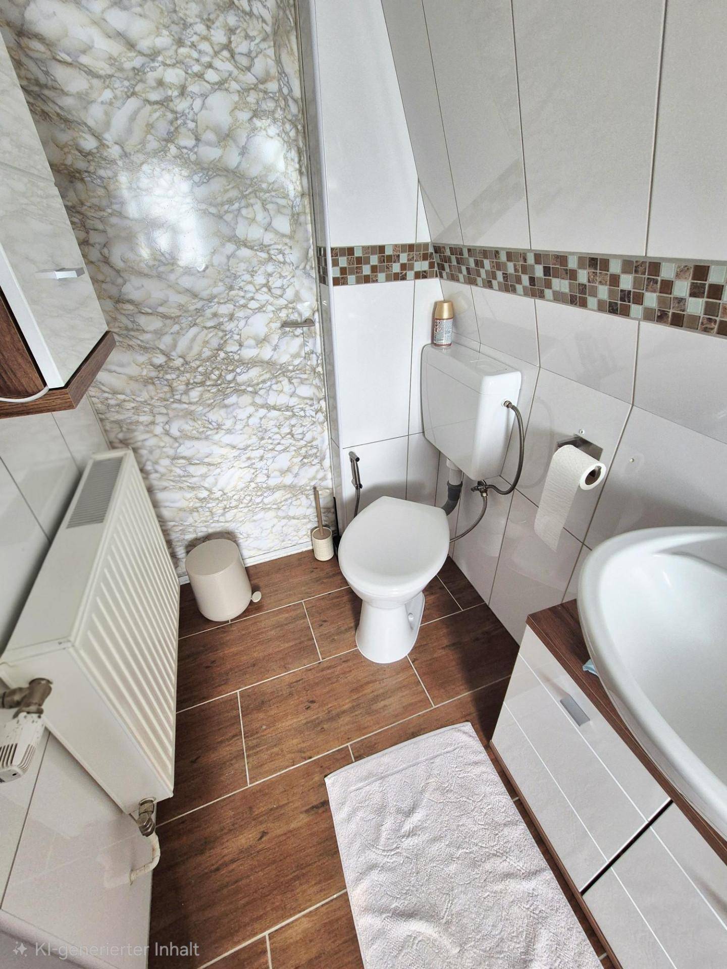 Kleines WC mit weißen Fliesen, Holzoptikboden und einem Waschbeckenunterschrank.