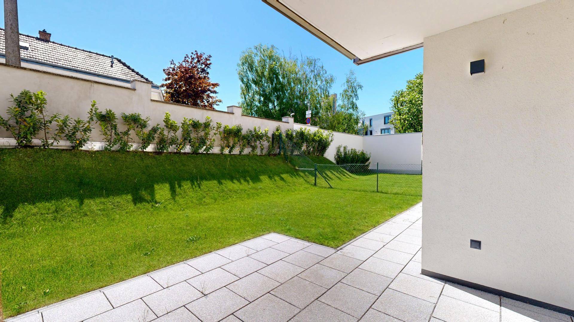 Gepflegte Rasenfläche und eine großzügige Terrasse bieten viel Platz im Freien.