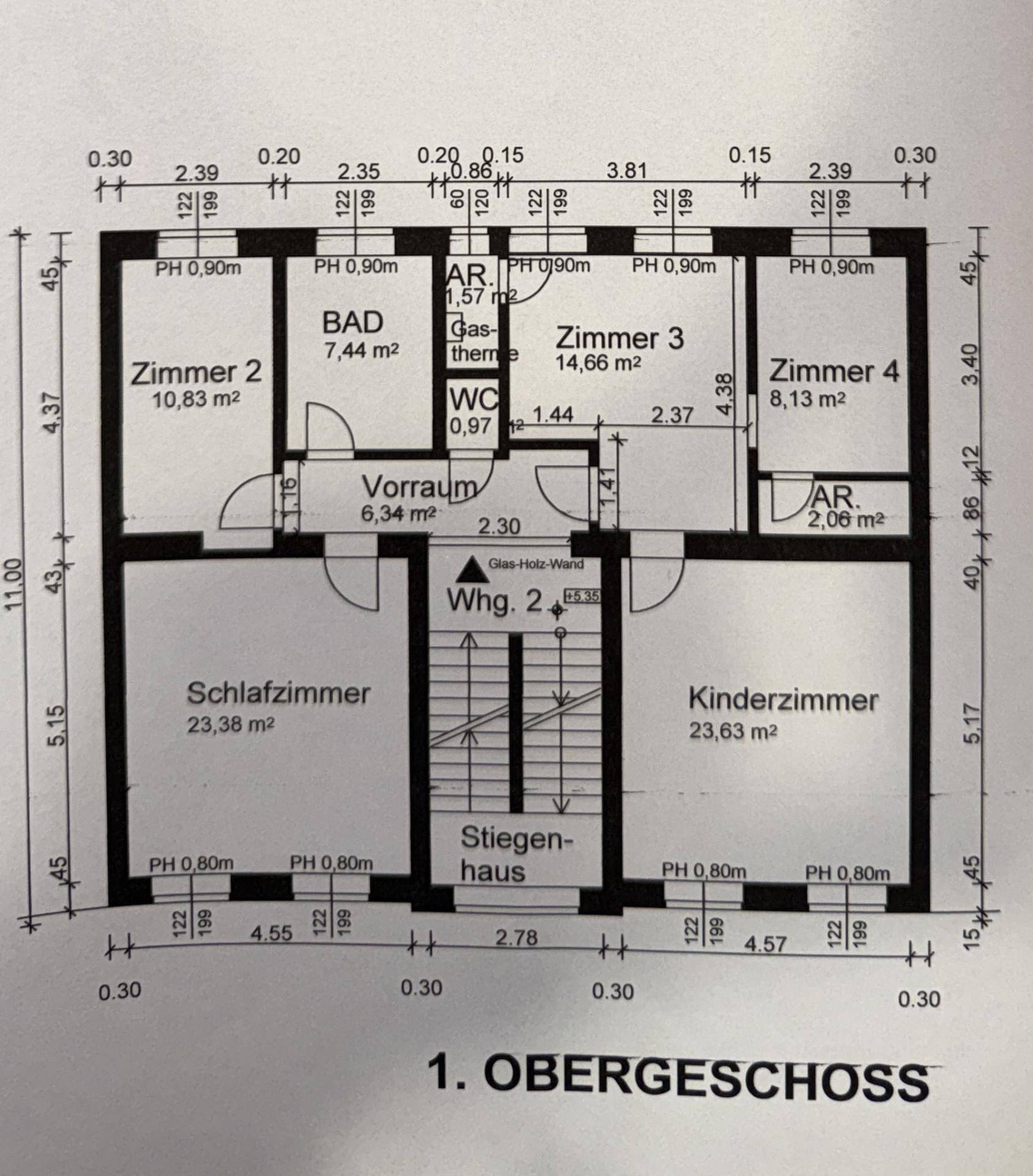 Grundriss des ersten Obergeschosses mit Schlafzimmern, Kinderzimmer und Bad, detailliert gezeichnet.