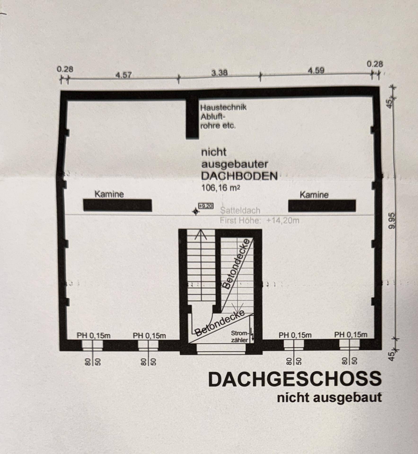 Grundriss des Dachgeschosses mit nicht ausgebautem Dachboden und Kaminen, zukünftiges Potenzial.