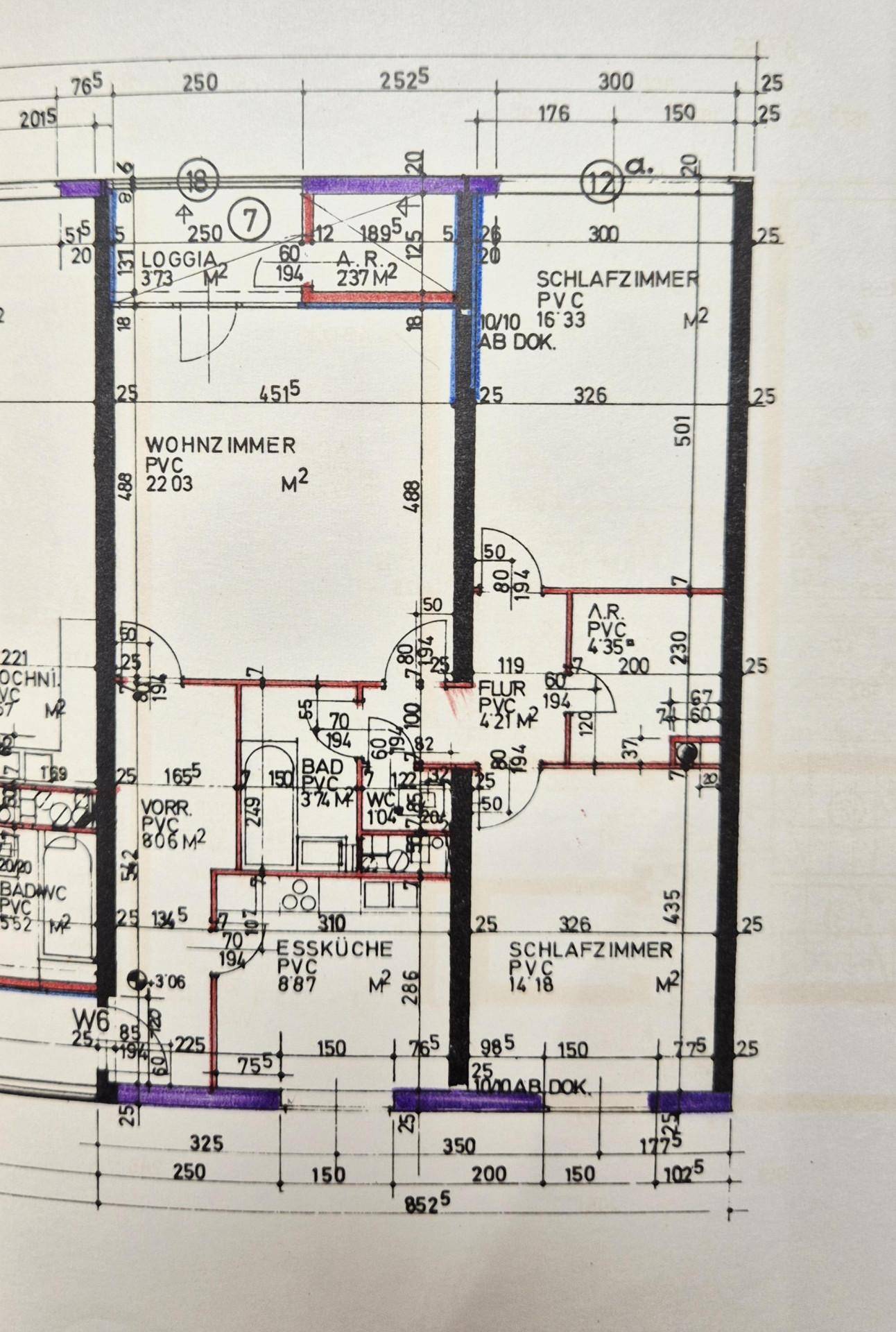 Detaillierter Grundriss einer Wohnung mit Wohnzimmer, zwei Schlafzimmern, Essküche, Bad, separatem WC und Loggia.