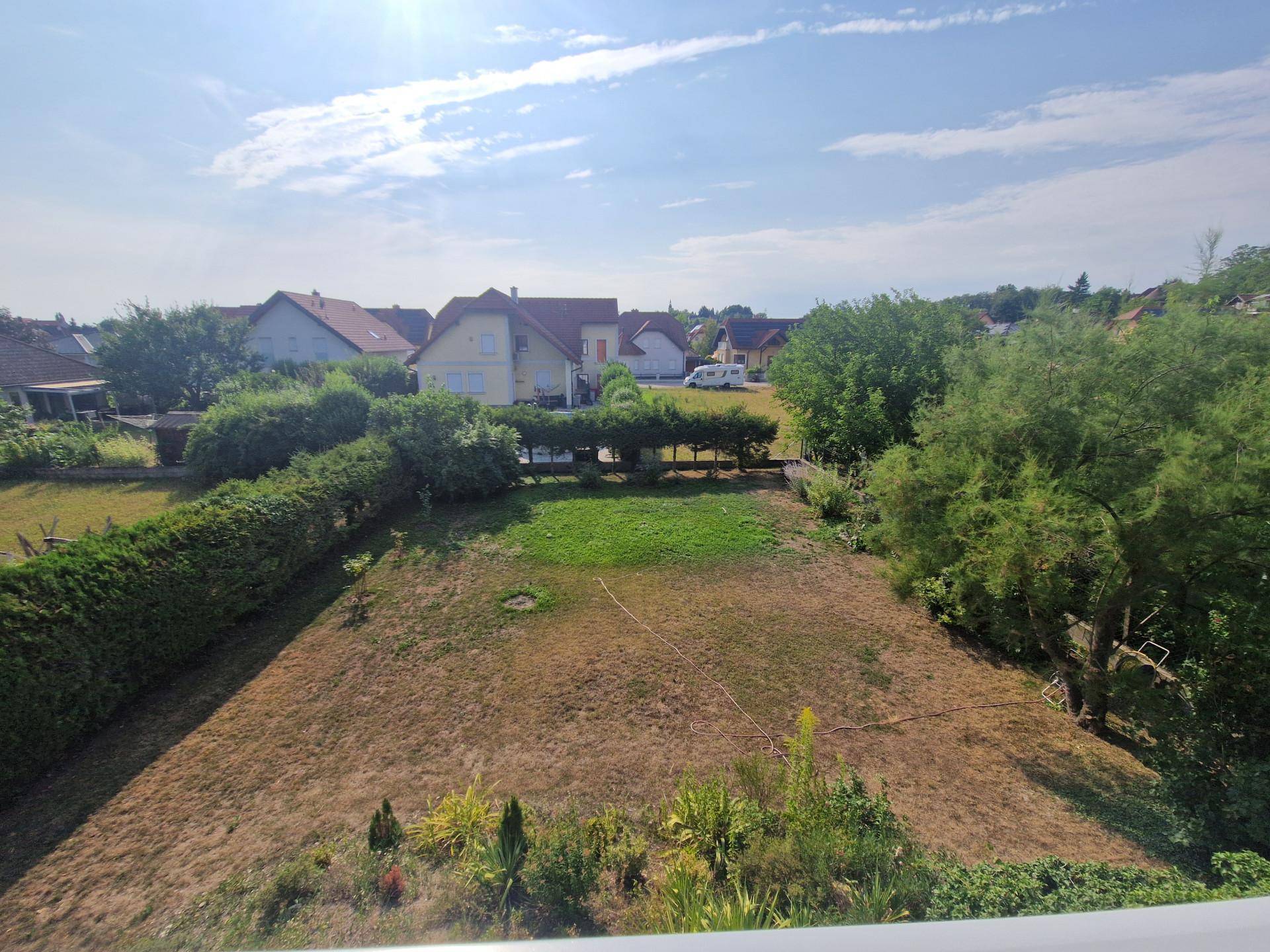 Weitläufiger Blick vom Balkon auf den Garten und die ländliche Umgebung.