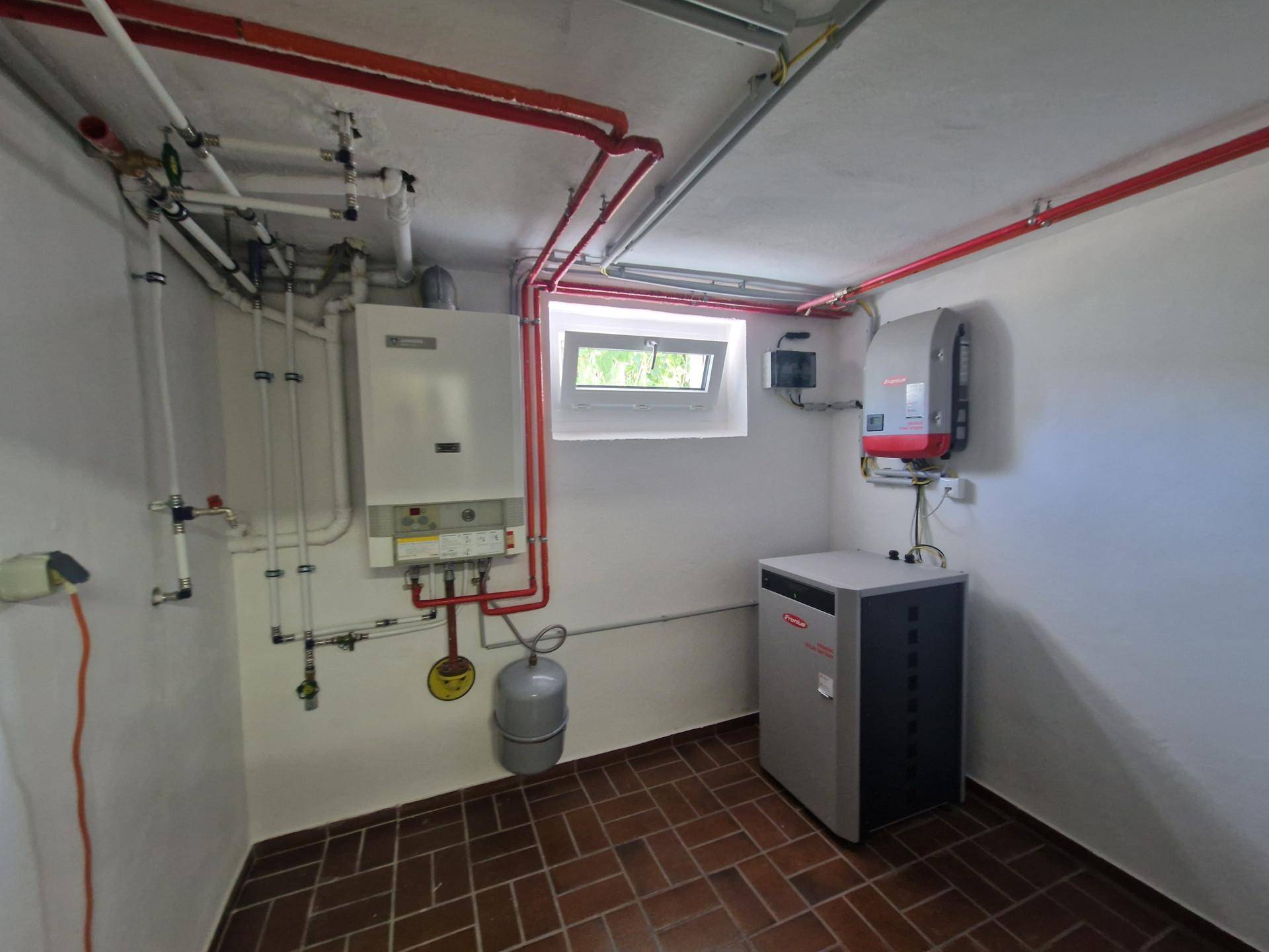 Heizungsraum im Keller mit moderner Heizungsanlage und Warmwasserbereitung.