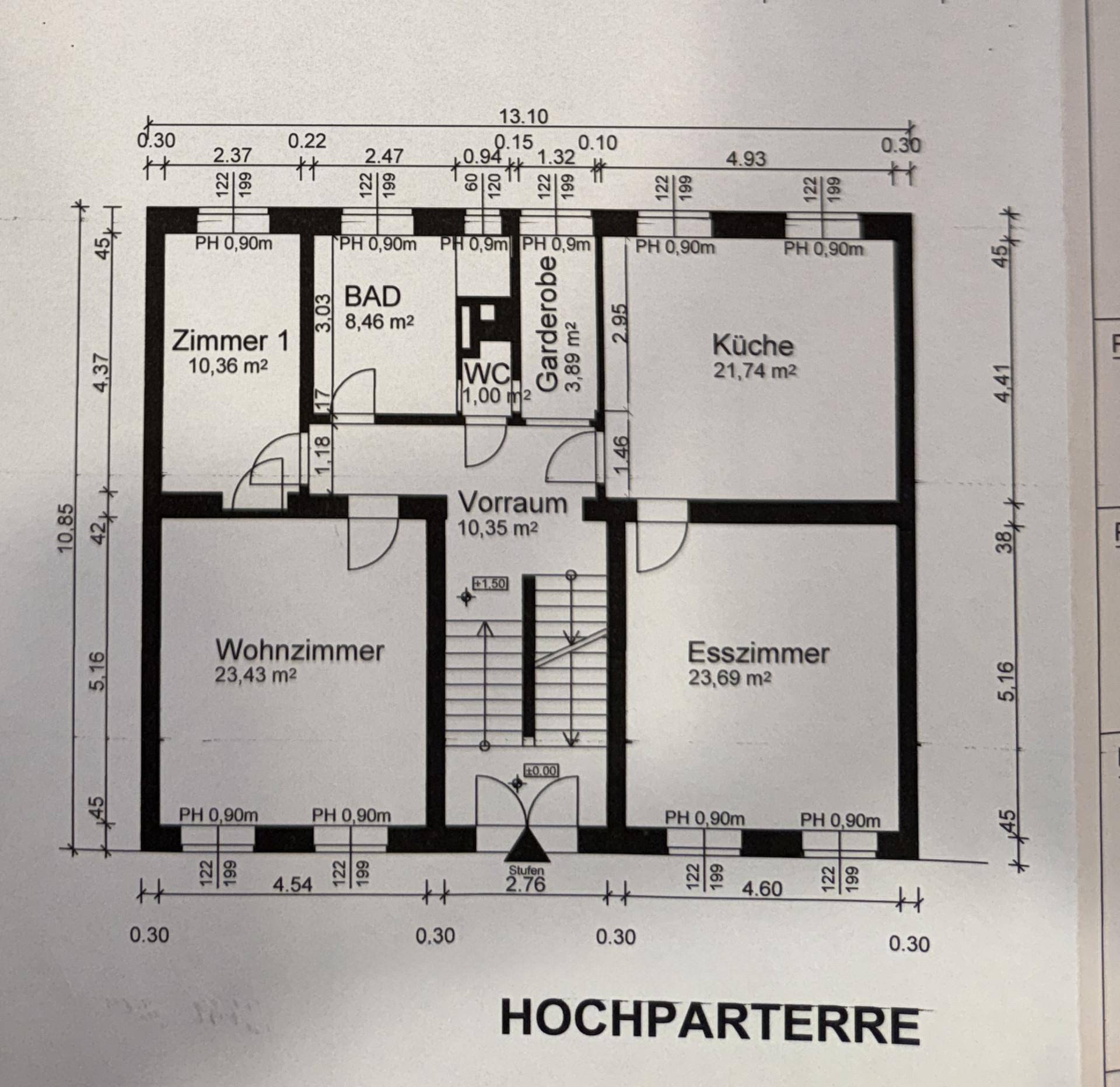 Grundriss des Hochparterres mit Zimmern, Bad, WC, Küche und Esszimmer, übersichtlich dargestellt.