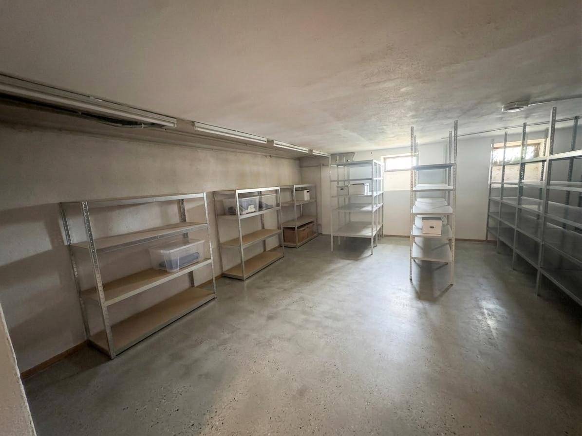 großer Lagerraum im trockenen Keller