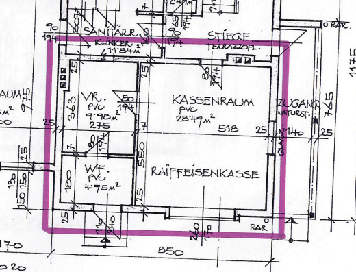 Grundrissplan des Erdgeschosses mit Kassenraum, Sanitärbereich und Zugang zu einer Terrasse.