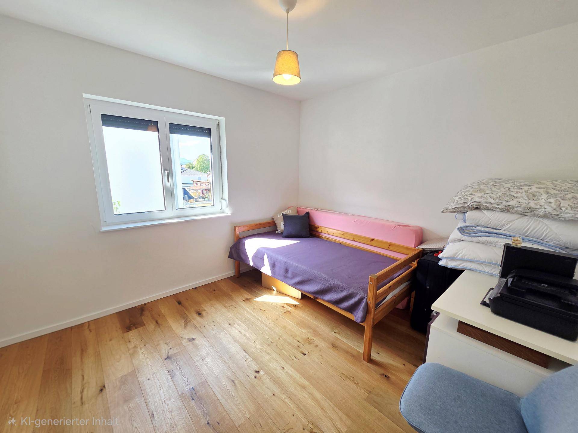 Helles Kinder- oder Gästezimmer mit Holzboden, Einzelbett und Schreibtisch.