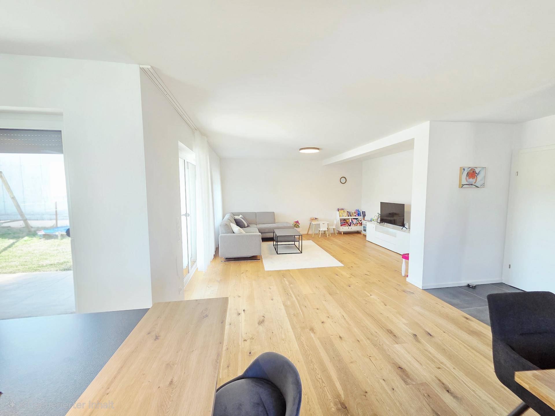Helles Wohnzimmer mit Holzboden, grauem Sofa und Zugang zum Garten, modern eingerichtet.
