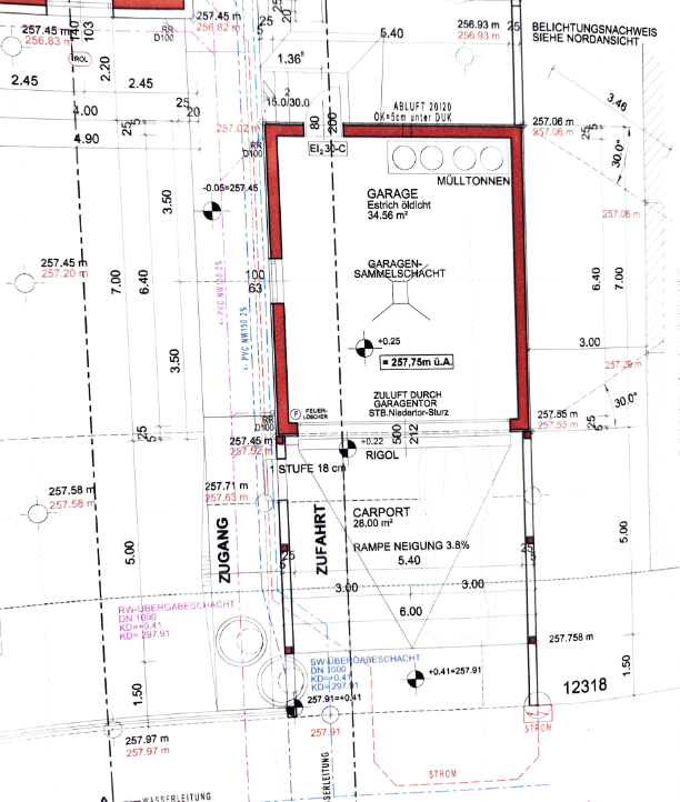 Grundrissplan mit Garage, Carport und Zufahrtsbereichen, inklusive Maßen und Details.