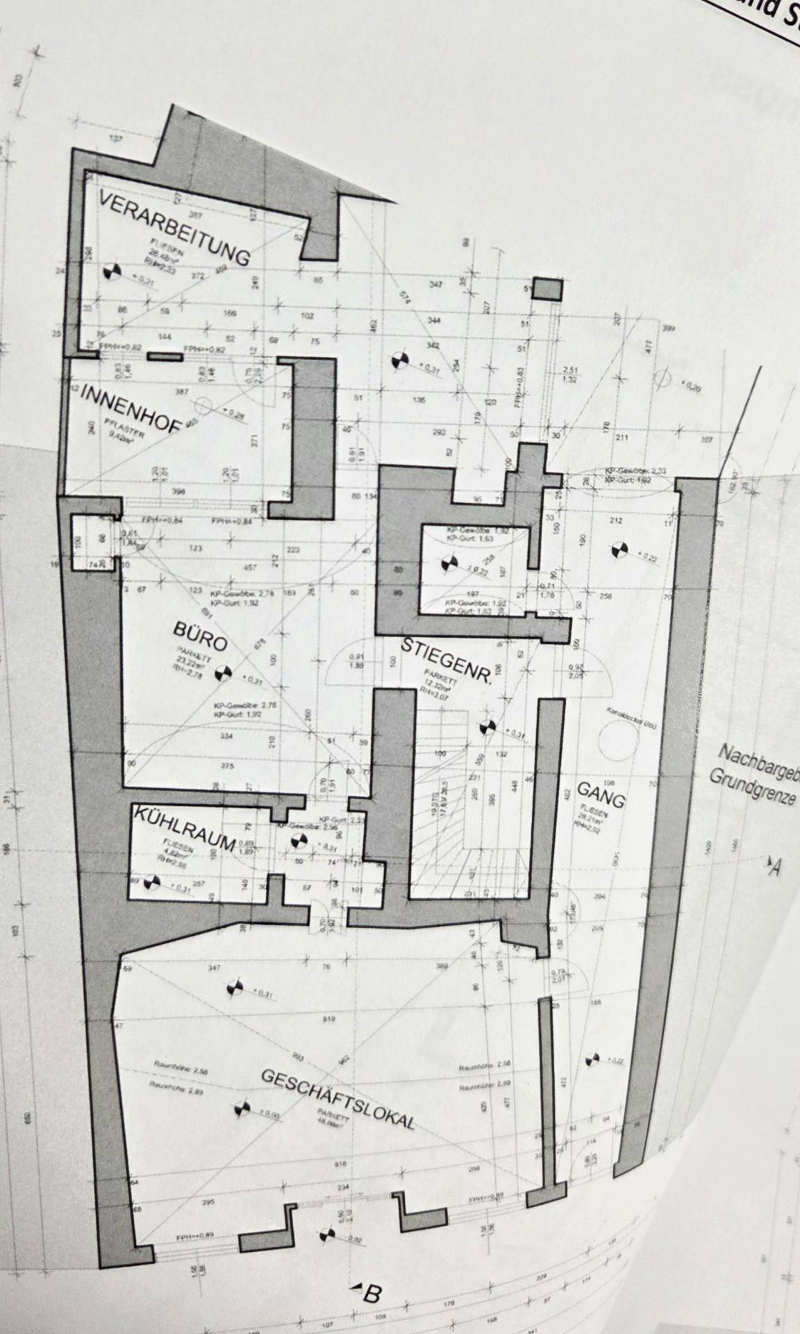 Schwarz-weißer Grundriss mit detaillierten Maßen und Bezeichnungen für verschiedene gewerbliche Bereiche.
