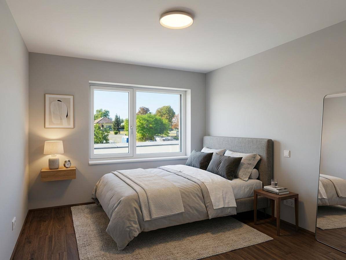 Modernes Schlafzimmer mit Holzboden, großem Fenster und Ausblick ins Grüne.
