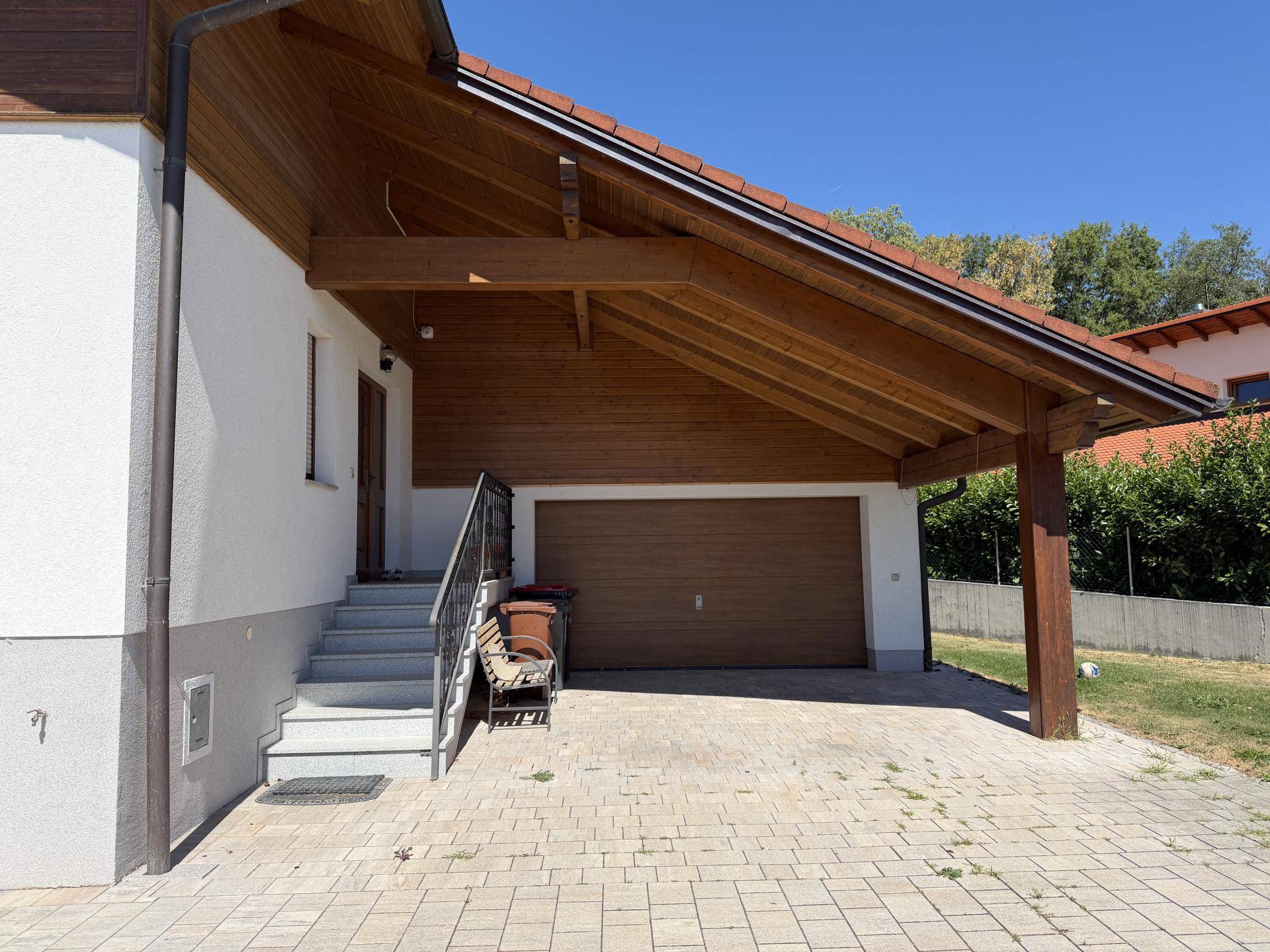 Überdachter Eingangsbereich mit Carport und integrierter Garage am Haus.