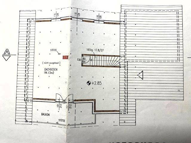 Grundriss des Dachgeschosses mit Balkon und Treppenaufgang, zeigt die Raumaufteilung.