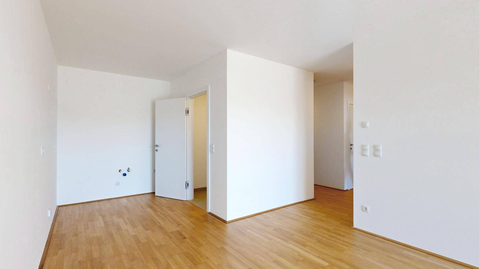 Küche mit Abstellraum und Vorraum