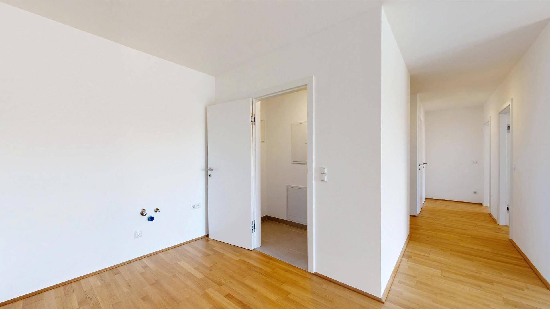 Küche mit Abstellraum