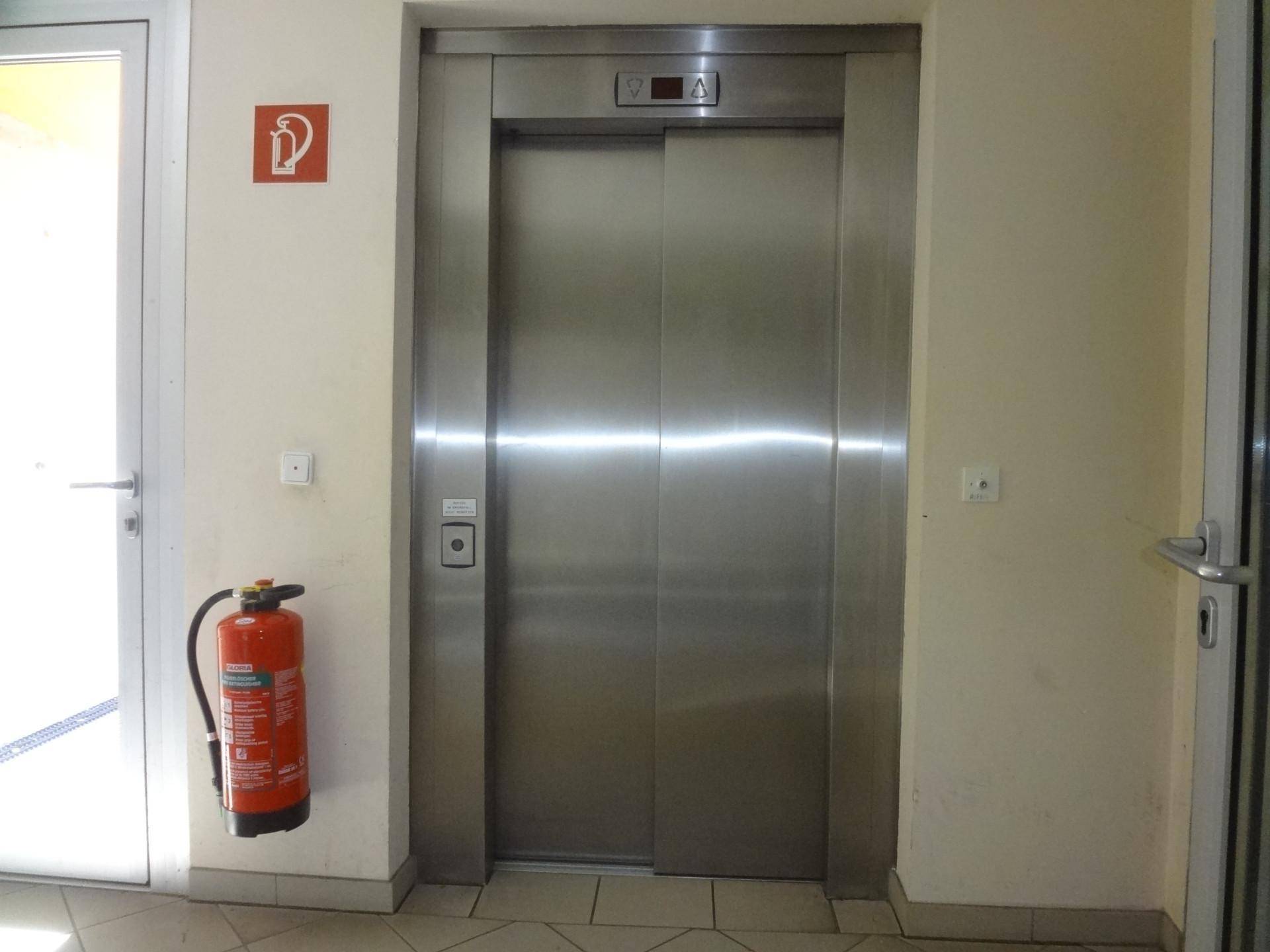 in den 1. Stock bequem mit dem Lift
